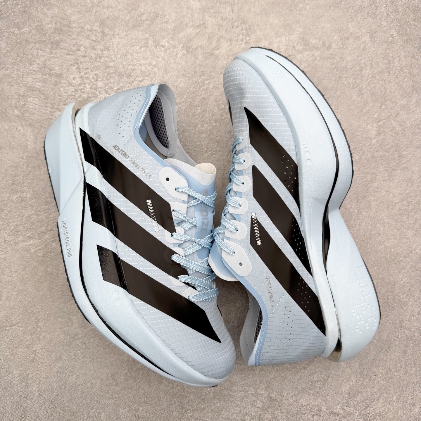 图片[3]-AD Adizero Adios Pro 5 马拉松竞速专业跑鞋 KI8296 CELERMESH针织网面非常轻薄 纤维间的缝隙很大 可以保证跑步时的透气、排汗效果 鞋舌直接与两侧的内衬和鞋底连接在一起 在跑步过程中不会被鞋舌的左右移动所困扰 在标准鞋带孔的基础上再拓宽一组鞋带孔 适合不同脚型的需求 突破性 EnergyRods 技术，有助于跑者实现更好的成绩 中底独特的LIGHTSTRIKE PRO泡棉材质 微弹感觉在跑步过程中给予了良好的支撑体验 对于顶级精英和高水平进阶跑者来说 ADIOS PRO是一双值得信赖的竞速比赛用鞋 尺码：36 36.5 37.5 38 38.5 39 40 40.5 41 42 42.5 43 44 44.5 45-选品中心