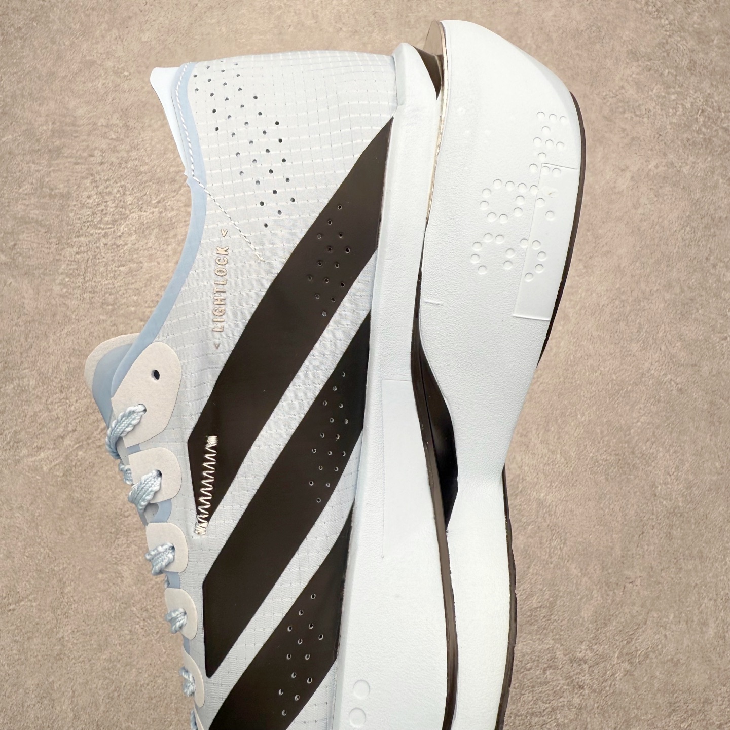 图片[7]-AD Adizero Adios Pro 5 马拉松竞速专业跑鞋 KI8296 CELERMESH针织网面非常轻薄 纤维间的缝隙很大 可以保证跑步时的透气、排汗效果 鞋舌直接与两侧的内衬和鞋底连接在一起 在跑步过程中不会被鞋舌的左右移动所困扰 在标准鞋带孔的基础上再拓宽一组鞋带孔 适合不同脚型的需求 突破性 EnergyRods 技术，有助于跑者实现更好的成绩 中底独特的LIGHTSTRIKE PRO泡棉材质 微弹感觉在跑步过程中给予了良好的支撑体验 对于顶级精英和高水平进阶跑者来说 ADIOS PRO是一双值得信赖的竞速比赛用鞋 尺码：36 36.5 37.5 38 38.5 39 40 40.5 41 42 42.5 43 44 44.5 45-选品中心