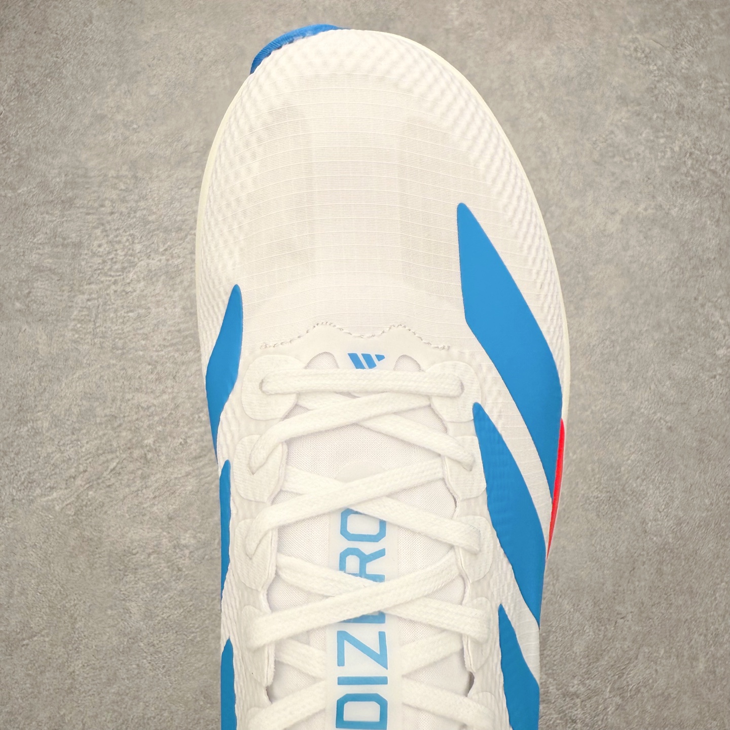 图片[4]-AD Adizero EVO SL 2 马拉松竞速专业跑鞋 CELERMESH针织网面非常轻薄 纤维间的缝隙很大 可以保证跑步时的透气、排汗效果 鞋舌直接与两侧的内衬和鞋底连接在一起 在跑步过程中不会被鞋舌的左右移动所困扰 在标准鞋带孔的基础上再拓宽一组鞋带孔 适合不同脚型的需求 突破性 EnergyRods 技术，有助于跑者实现更好的成绩 中底独特的LIGHTSTRIKE PRO泡棉材质 微弹感觉在跑步过程中给予了良好的支撑体验 对于顶级精英和高水平进阶跑者来说 ADIOS PRO是一双值得信赖的竞速比赛用鞋 尺码：36 36.5 37.5 38 38.5 39 40 40.5 41 42 42.5 43 44 44.5 45-选品中心