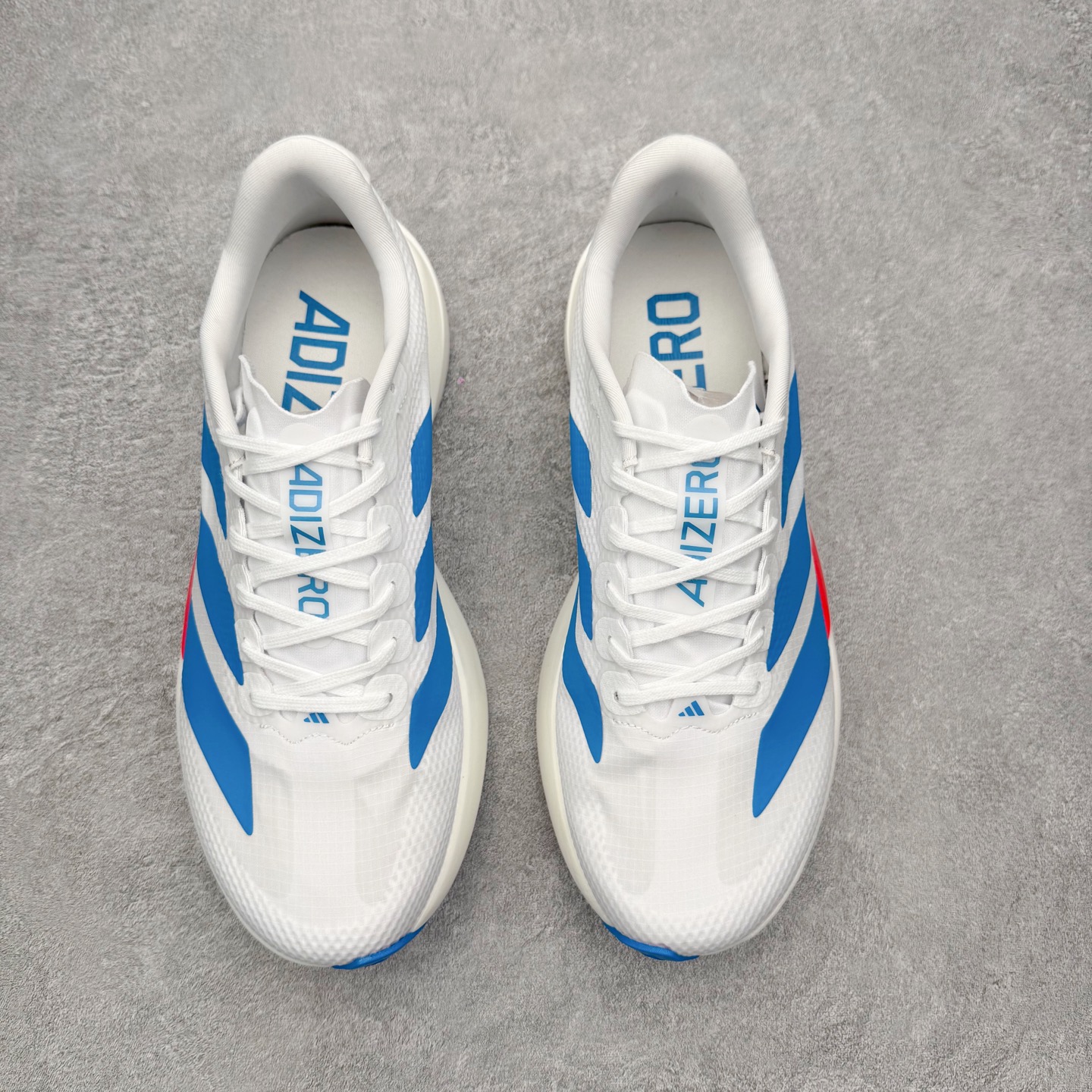 图片[2]-AD Adizero EVO SL 2 马拉松竞速专业跑鞋 CELERMESH针织网面非常轻薄 纤维间的缝隙很大 可以保证跑步时的透气、排汗效果 鞋舌直接与两侧的内衬和鞋底连接在一起 在跑步过程中不会被鞋舌的左右移动所困扰 在标准鞋带孔的基础上再拓宽一组鞋带孔 适合不同脚型的需求 突破性 EnergyRods 技术，有助于跑者实现更好的成绩 中底独特的LIGHTSTRIKE PRO泡棉材质 微弹感觉在跑步过程中给予了良好的支撑体验 对于顶级精英和高水平进阶跑者来说 ADIOS PRO是一双值得信赖的竞速比赛用鞋 尺码：36 36.5 37.5 38 38.5 39 40 40.5 41 42 42.5 43 44 44.5 45-选品中心