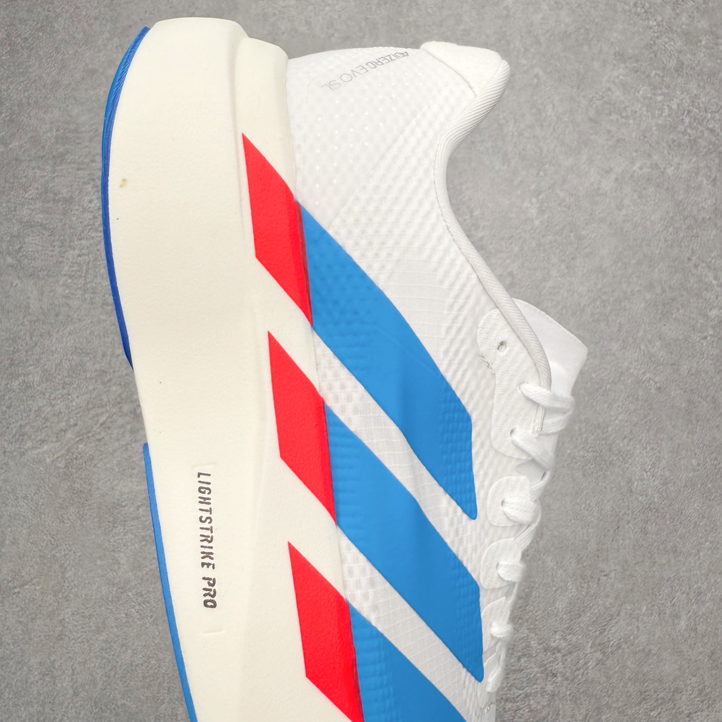 图片[6]-AD Adizero EVO SL 2 马拉松竞速专业跑鞋 CELERMESH针织网面非常轻薄 纤维间的缝隙很大 可以保证跑步时的透气、排汗效果 鞋舌直接与两侧的内衬和鞋底连接在一起 在跑步过程中不会被鞋舌的左右移动所困扰 在标准鞋带孔的基础上再拓宽一组鞋带孔 适合不同脚型的需求 突破性 EnergyRods 技术，有助于跑者实现更好的成绩 中底独特的LIGHTSTRIKE PRO泡棉材质 微弹感觉在跑步过程中给予了良好的支撑体验 对于顶级精英和高水平进阶跑者来说 ADIOS PRO是一双值得信赖的竞速比赛用鞋 尺码：36 36.5 37.5 38 38.5 39 40 40.5 41 42 42.5 43 44 44.5 45-选品中心