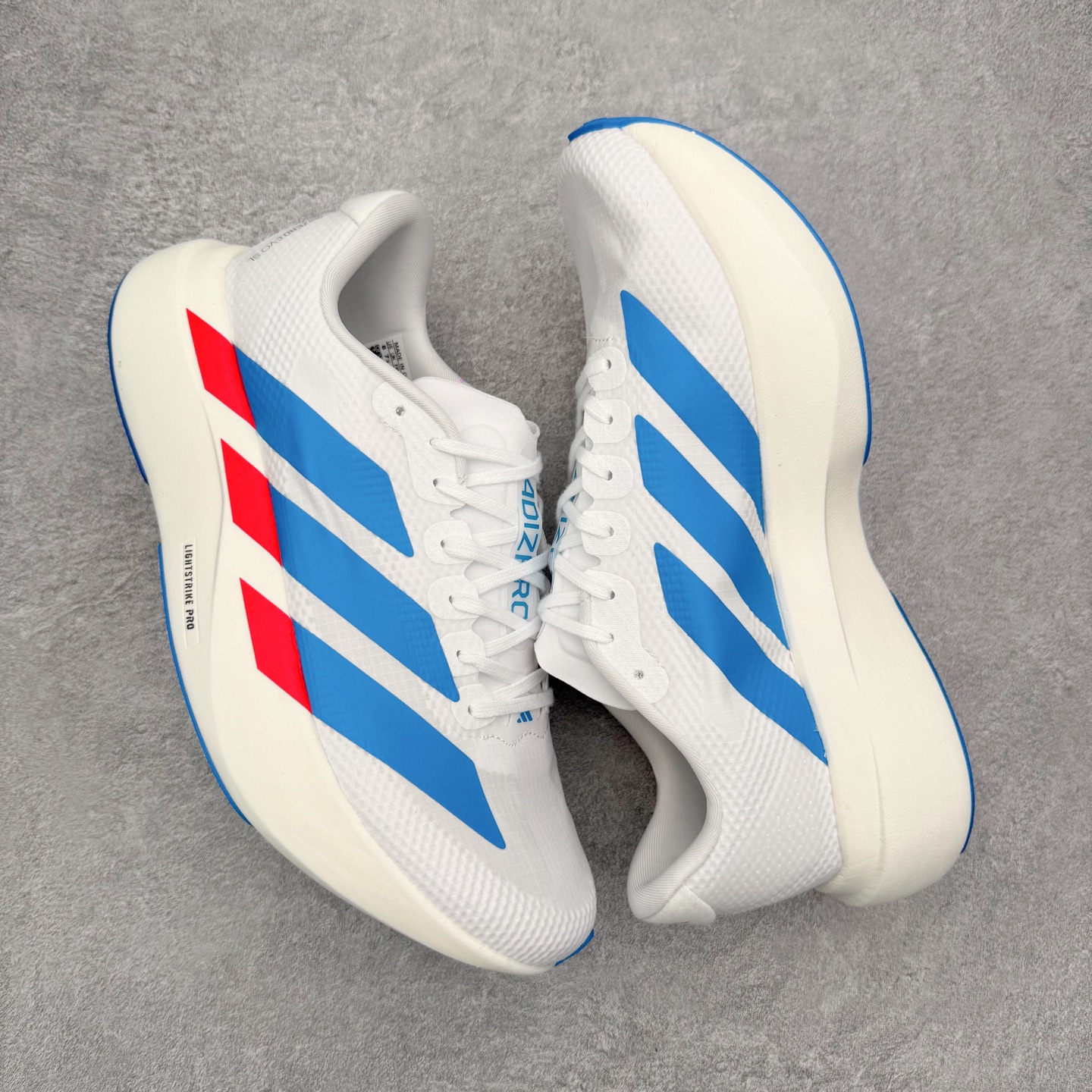 图片[3]-AD Adizero EVO SL 2 马拉松竞速专业跑鞋 CELERMESH针织网面非常轻薄 纤维间的缝隙很大 可以保证跑步时的透气、排汗效果 鞋舌直接与两侧的内衬和鞋底连接在一起 在跑步过程中不会被鞋舌的左右移动所困扰 在标准鞋带孔的基础上再拓宽一组鞋带孔 适合不同脚型的需求 突破性 EnergyRods 技术，有助于跑者实现更好的成绩 中底独特的LIGHTSTRIKE PRO泡棉材质 微弹感觉在跑步过程中给予了良好的支撑体验 对于顶级精英和高水平进阶跑者来说 ADIOS PRO是一双值得信赖的竞速比赛用鞋 尺码：36 36.5 37.5 38 38.5 39 40 40.5 41 42 42.5 43 44 44.5 45-选品中心