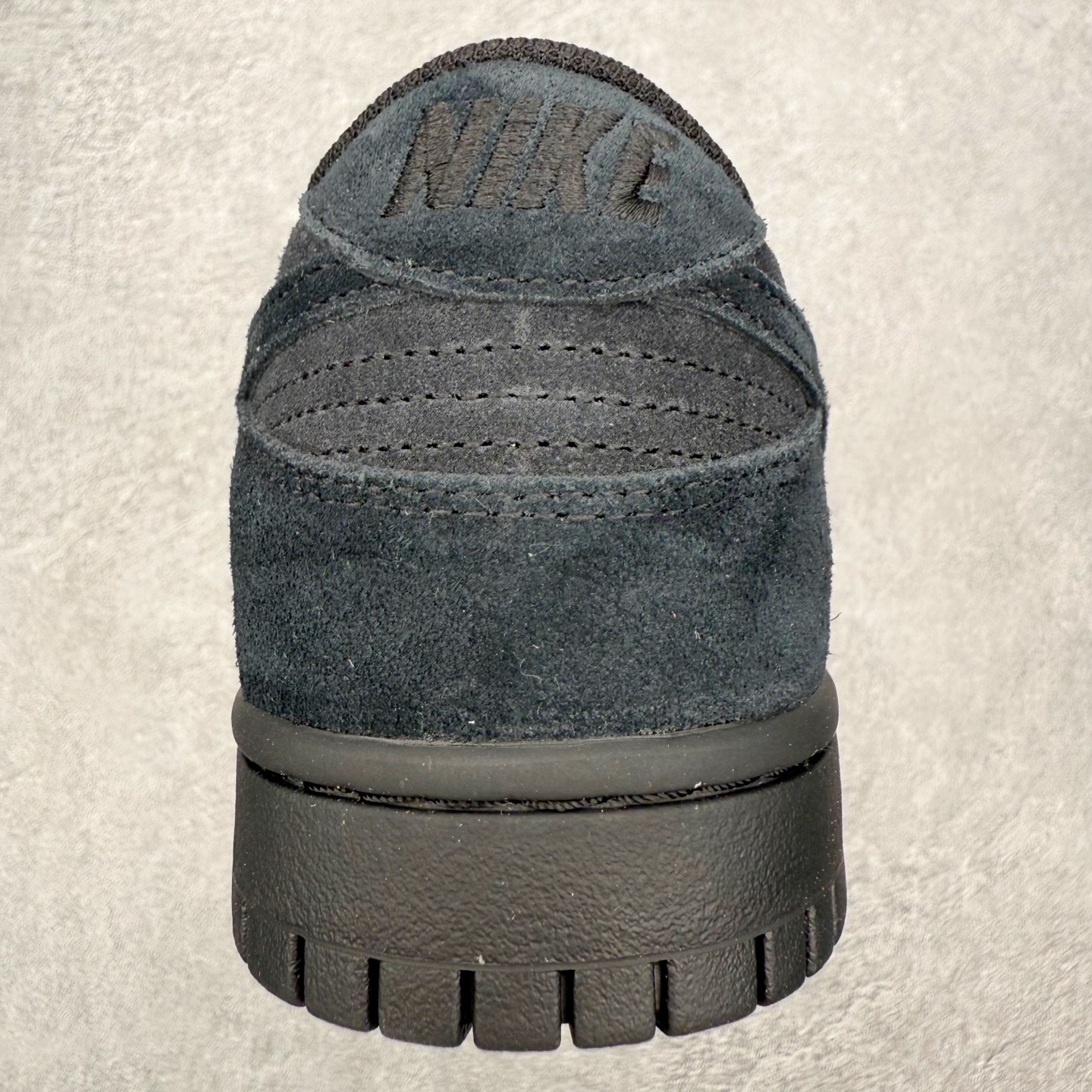 图片[8]-＃YC纯原 NK Dunk Low 黑武士 IB6651-001 实力大厂出品 新配色陆续开发 利润个位数只为口碑 全套原纸板楦头开发 确保原汁原味 完美呈现DUNK版型 一比一鞋头弧度高度鞋身弧度 此版本只针对中端市场 皮料材质有所更替 其他数据细节工艺流程均保持一致 绝不口嗨 细节品控鞋型随意对比 独家私模官方第六代原厂航空铝磨具打磨大底 鞋头坡度极致还原 无解鞋型 原盒原配 圈内天花板工艺 原厂玻璃冲刀 超高清洁度 全鞋零毛边皮料切割 原厂中底布点胶 中底布拉帮走线遵循公司 尺码：36 36.5 37.5 38 38.5 39 40 40.5 41 42 42.5 43 44 44.5 45 46-选品中心