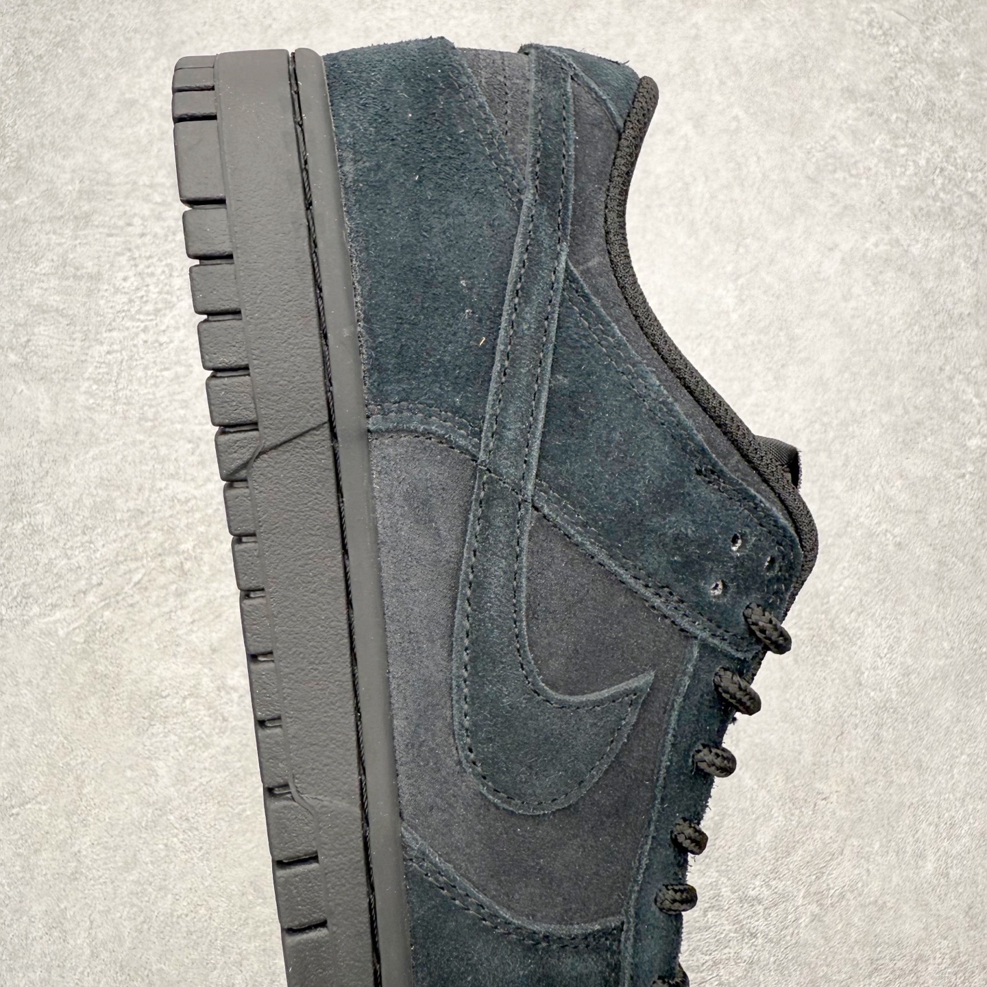 图片[6]-＃YC纯原 NK Dunk Low 黑武士 IB6651-001 实力大厂出品 新配色陆续开发 利润个位数只为口碑 全套原纸板楦头开发 确保原汁原味 完美呈现DUNK版型 一比一鞋头弧度高度鞋身弧度 此版本只针对中端市场 皮料材质有所更替 其他数据细节工艺流程均保持一致 绝不口嗨 细节品控鞋型随意对比 独家私模官方第六代原厂航空铝磨具打磨大底 鞋头坡度极致还原 无解鞋型 原盒原配 圈内天花板工艺 原厂玻璃冲刀 超高清洁度 全鞋零毛边皮料切割 原厂中底布点胶 中底布拉帮走线遵循公司 尺码：36 36.5 37.5 38 38.5 39 40 40.5 41 42 42.5 43 44 44.5 45 46-选品中心