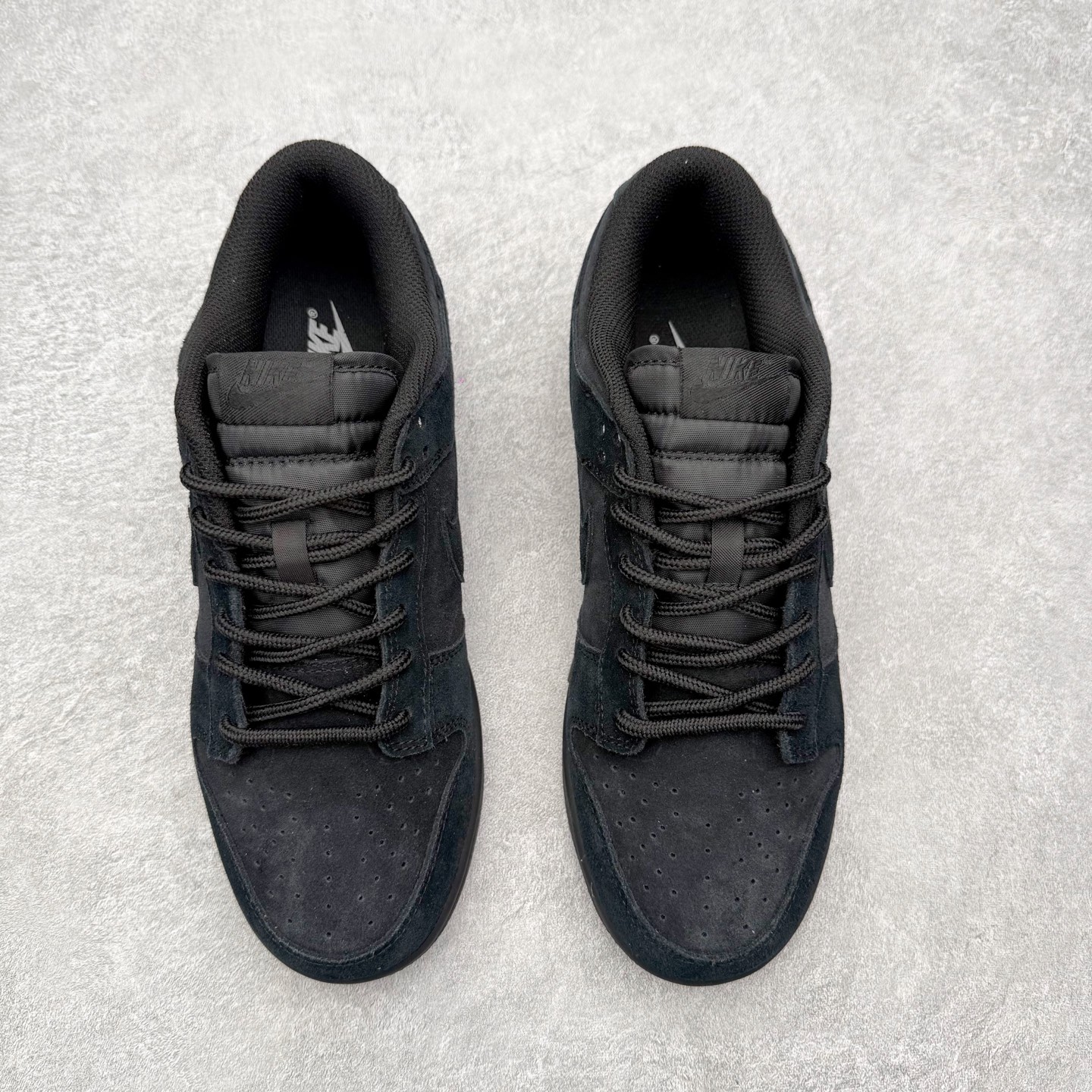 图片[2]-＃YC纯原 NK Dunk Low 黑武士 IB6651-001 实力大厂出品 新配色陆续开发 利润个位数只为口碑 全套原纸板楦头开发 确保原汁原味 完美呈现DUNK版型 一比一鞋头弧度高度鞋身弧度 此版本只针对中端市场 皮料材质有所更替 其他数据细节工艺流程均保持一致 绝不口嗨 细节品控鞋型随意对比 独家私模官方第六代原厂航空铝磨具打磨大底 鞋头坡度极致还原 无解鞋型 原盒原配 圈内天花板工艺 原厂玻璃冲刀 超高清洁度 全鞋零毛边皮料切割 原厂中底布点胶 中底布拉帮走线遵循公司 尺码：36 36.5 37.5 38 38.5 39 40 40.5 41 42 42.5 43 44 44.5 45 46-选品中心