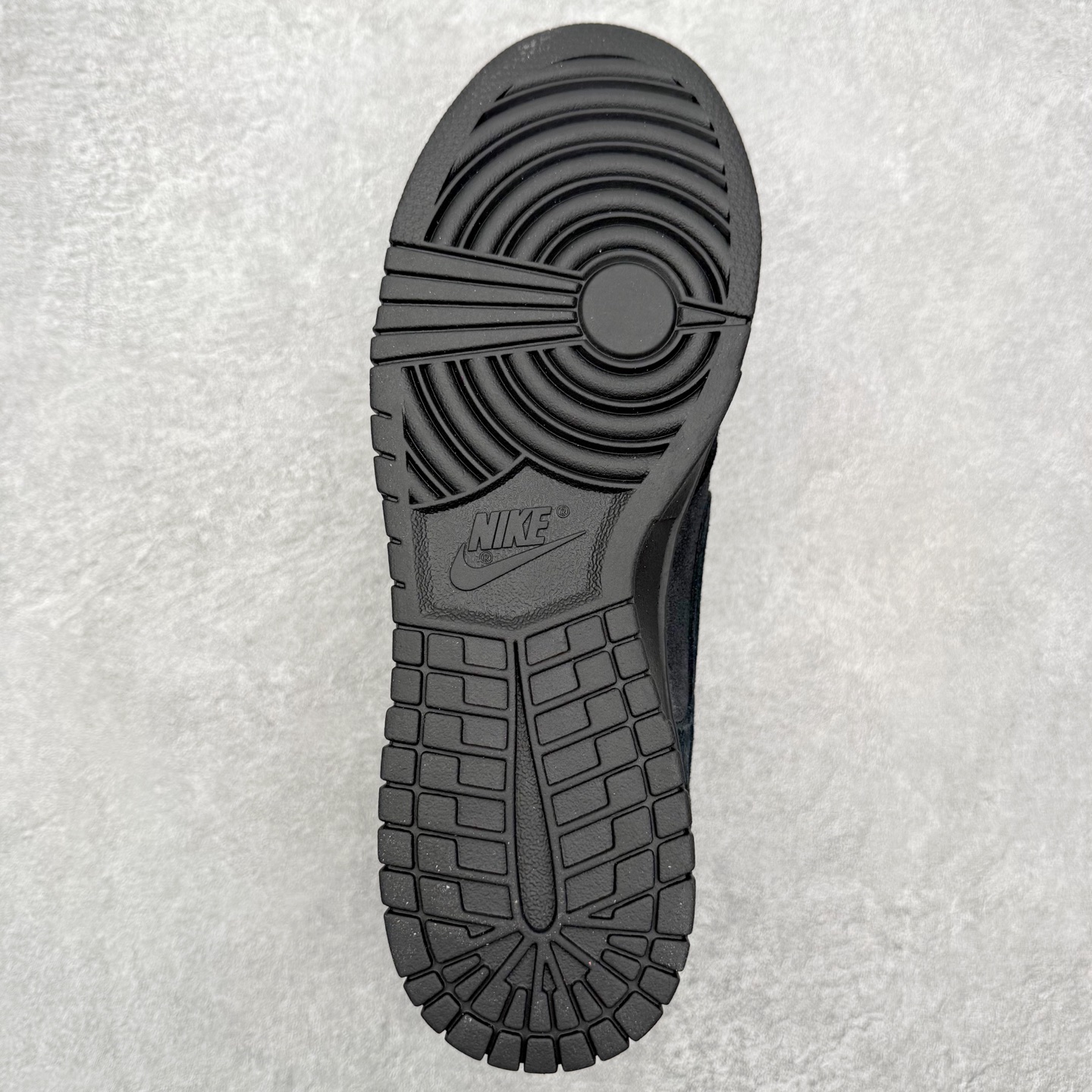 图片[9]-＃YC纯原 NK Dunk Low 黑武士 IB6651-001 实力大厂出品 新配色陆续开发 利润个位数只为口碑 全套原纸板楦头开发 确保原汁原味 完美呈现DUNK版型 一比一鞋头弧度高度鞋身弧度 此版本只针对中端市场 皮料材质有所更替 其他数据细节工艺流程均保持一致 绝不口嗨 细节品控鞋型随意对比 独家私模官方第六代原厂航空铝磨具打磨大底 鞋头坡度极致还原 无解鞋型 原盒原配 圈内天花板工艺 原厂玻璃冲刀 超高清洁度 全鞋零毛边皮料切割 原厂中底布点胶 中底布拉帮走线遵循公司 尺码：36 36.5 37.5 38 38.5 39 40 40.5 41 42 42.5 43 44 44.5 45 46-选品中心