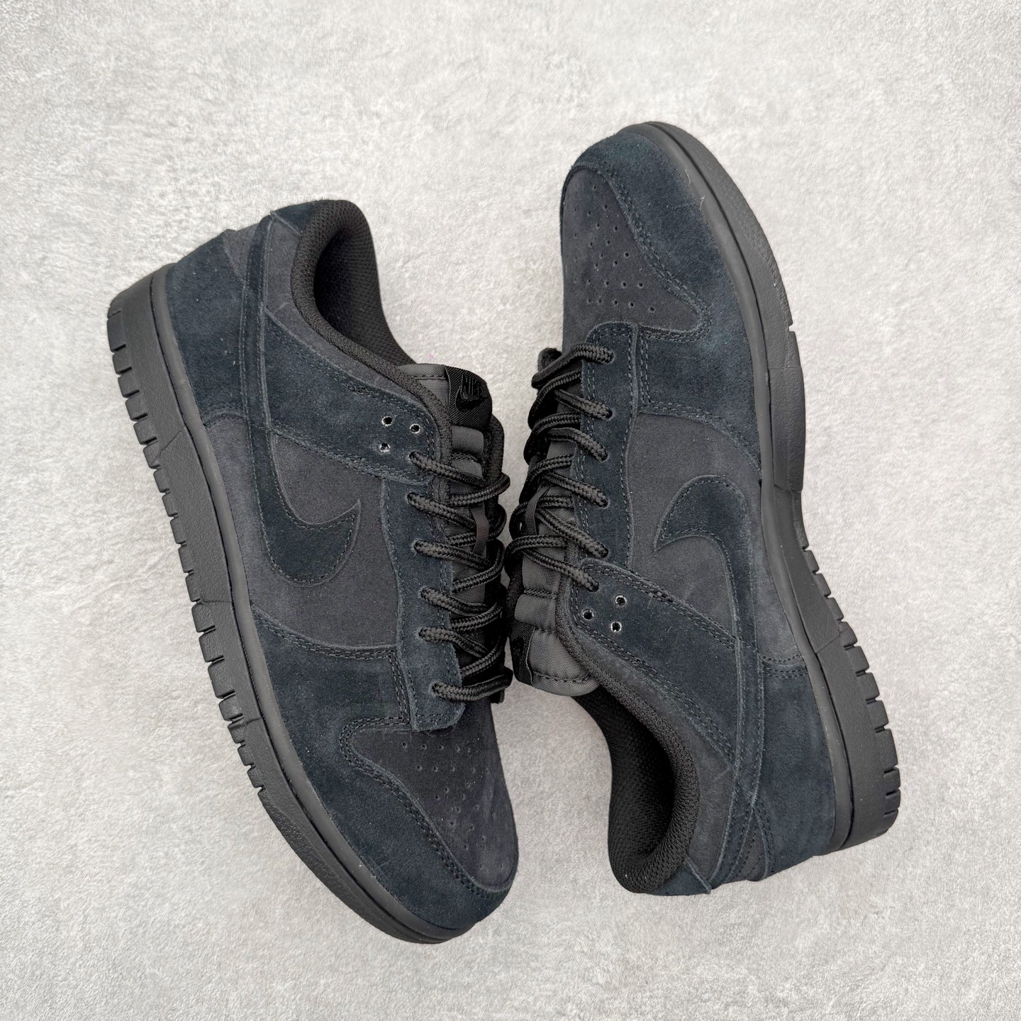 图片[3]-＃YC纯原 NK Dunk Low 黑武士 IB6651-001 实力大厂出品 新配色陆续开发 利润个位数只为口碑 全套原纸板楦头开发 确保原汁原味 完美呈现DUNK版型 一比一鞋头弧度高度鞋身弧度 此版本只针对中端市场 皮料材质有所更替 其他数据细节工艺流程均保持一致 绝不口嗨 细节品控鞋型随意对比 独家私模官方第六代原厂航空铝磨具打磨大底 鞋头坡度极致还原 无解鞋型 原盒原配 圈内天花板工艺 原厂玻璃冲刀 超高清洁度 全鞋零毛边皮料切割 原厂中底布点胶 中底布拉帮走线遵循公司 尺码：36 36.5 37.5 38 38.5 39 40 40.5 41 42 42.5 43 44 44.5 45 46-选品中心