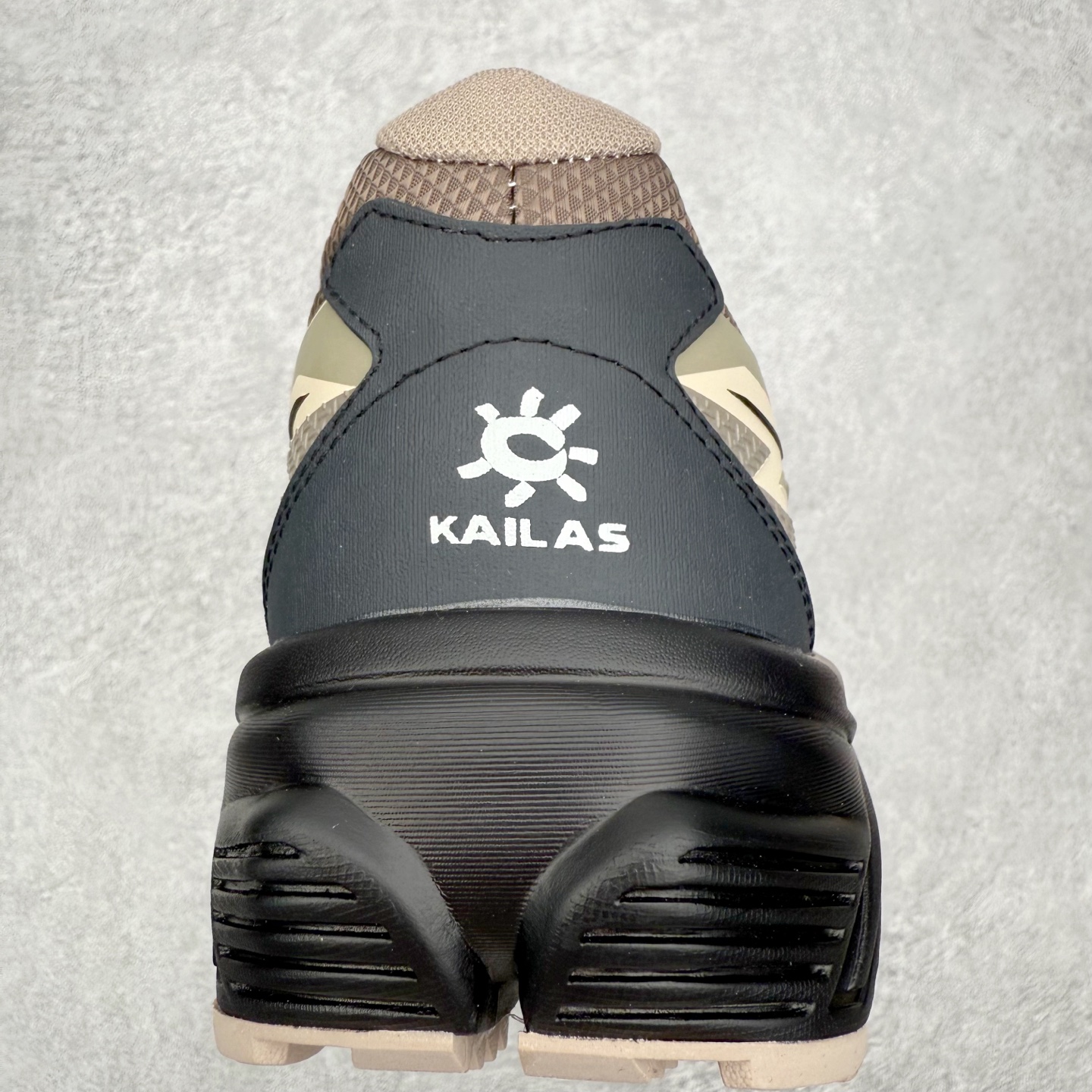 图片[8]-＃K版 凯乐石KAILAS 远征 MAX FLT 运动户外 防滑防水透气 低帮 登山徒步鞋 KAILAS凯乐石品牌是全球三大全系攀登品牌之一，于2003年创立于中国广州，致力于为有攀登梦想的户外运动员及爱好者，研发制造功能性专业装备，满足他们在极限环境下安全舒适的需求，凯乐石专注于科技面料的开发及专业功能设计，产品线覆盖登山、攀岩、徒步、越野跑山、露营、旅行等多项户外运动，通过运动员的测试反馈，不断进化迭代，产品荣获国内外大奖71座，发明专利21个，更突破性的自主研发攀登器械，打造出中国的攀登硬实力。实拍调校N版已经零色差零失真 百分百还原实物色彩所见即所得 不存在货不对板色差等低级问题 选购参考实物拍摄 不混卖不参货 只用心做好货严格选品 承诺混一赔十 尺码：36 36.5 37.5 38 38.5 39 39.5 40 40.5 41 41.5 42 42.5 43 44 44.5 45-选品中心