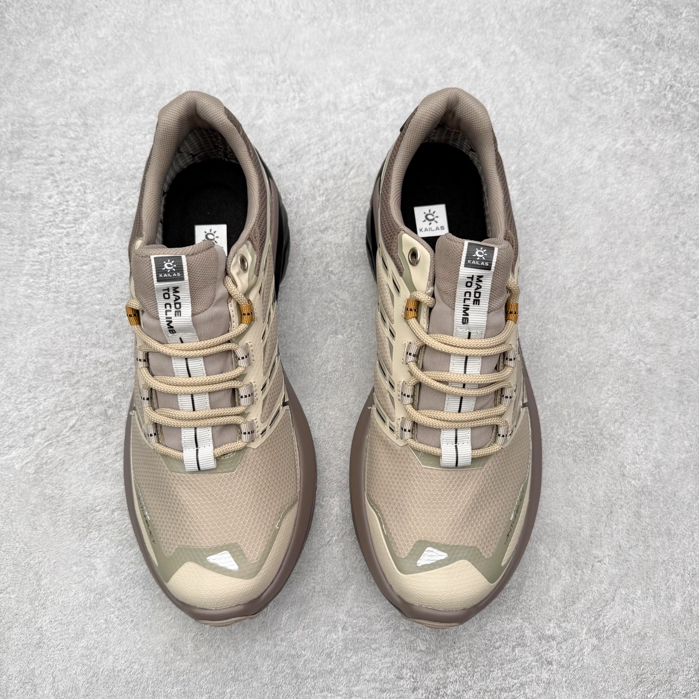 图片[2]-＃K版 凯乐石KAILAS 远征 MAX FLT 运动户外 防滑防水透气 低帮 登山徒步鞋 KAILAS凯乐石品牌是全球三大全系攀登品牌之一，于2003年创立于中国广州，致力于为有攀登梦想的户外运动员及爱好者，研发制造功能性专业装备，满足他们在极限环境下安全舒适的需求，凯乐石专注于科技面料的开发及专业功能设计，产品线覆盖登山、攀岩、徒步、越野跑山、露营、旅行等多项户外运动，通过运动员的测试反馈，不断进化迭代，产品荣获国内外大奖71座，发明专利21个，更突破性的自主研发攀登器械，打造出中国的攀登硬实力。实拍调校N版已经零色差零失真 百分百还原实物色彩所见即所得 不存在货不对板色差等低级问题 选购参考实物拍摄 不混卖不参货 只用心做好货严格选品 承诺混一赔十 尺码：36 36.5 37.5 38 38.5 39 39.5 40 40.5 41 41.5 42 42.5 43 44 44.5 45-选品中心