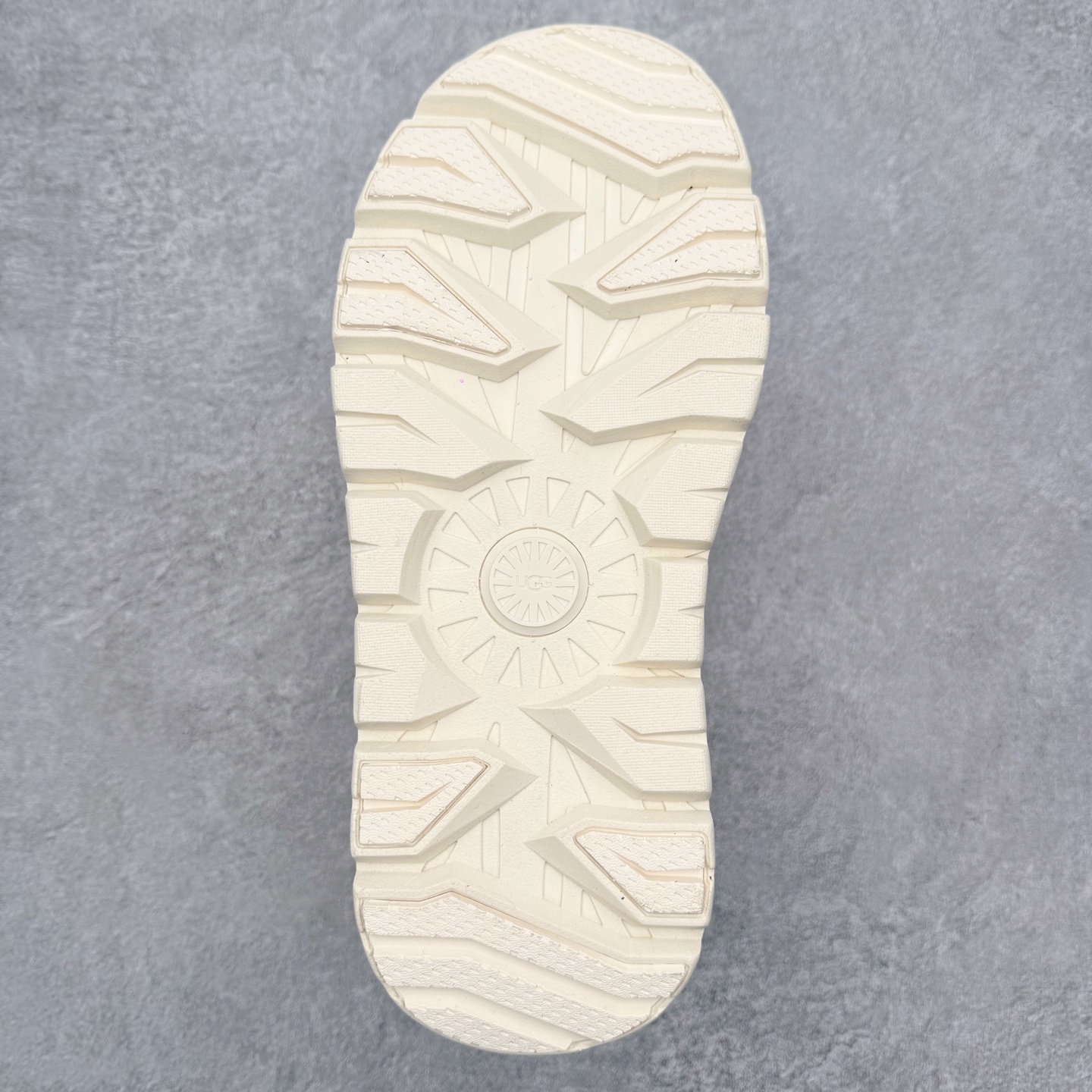 图片[9]-UGG 5971 秋冬羊皮毛一体雪地靴 全鞋采用ZP同厂 隆丰A级澳洲进口羊皮毛一体 品牌代工厂生产线 完全遵循ZP工艺流程 代工厂原厂版师 秉承无原鞋不开发选择 注重每一处细节 市面最正版型 TREADLITE\\\”轻翼\\\”科技外底 轻便/耐用/柔韧/桩型【售后郑重承诺】一个月内若出现重大脱胶/断底等质量问题 直接为您换新！尺码：35 36 37 38 39 40 41 42 43 44 45-选品中心