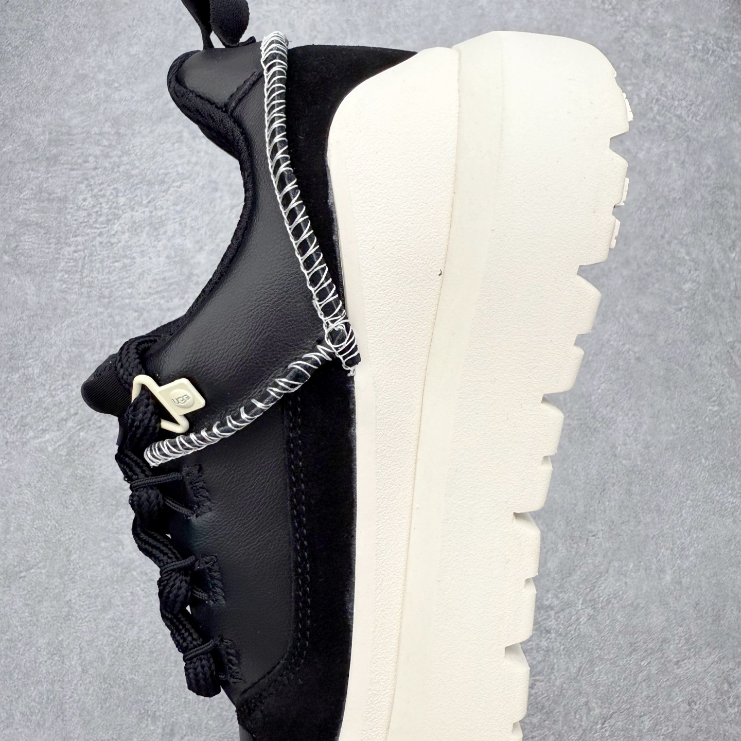 图片[7]-UGG 5971 秋冬羊皮毛一体雪地靴 全鞋采用ZP同厂 隆丰A级澳洲进口羊皮毛一体 品牌代工厂生产线 完全遵循ZP工艺流程 代工厂原厂版师 秉承无原鞋不开发选择 注重每一处细节 市面最正版型 TREADLITE\\\”轻翼\\\”科技外底 轻便/耐用/柔韧/桩型【售后郑重承诺】一个月内若出现重大脱胶/断底等质量问题 直接为您换新！尺码：35 36 37 38 39 40 41 42 43 44 45-选品中心