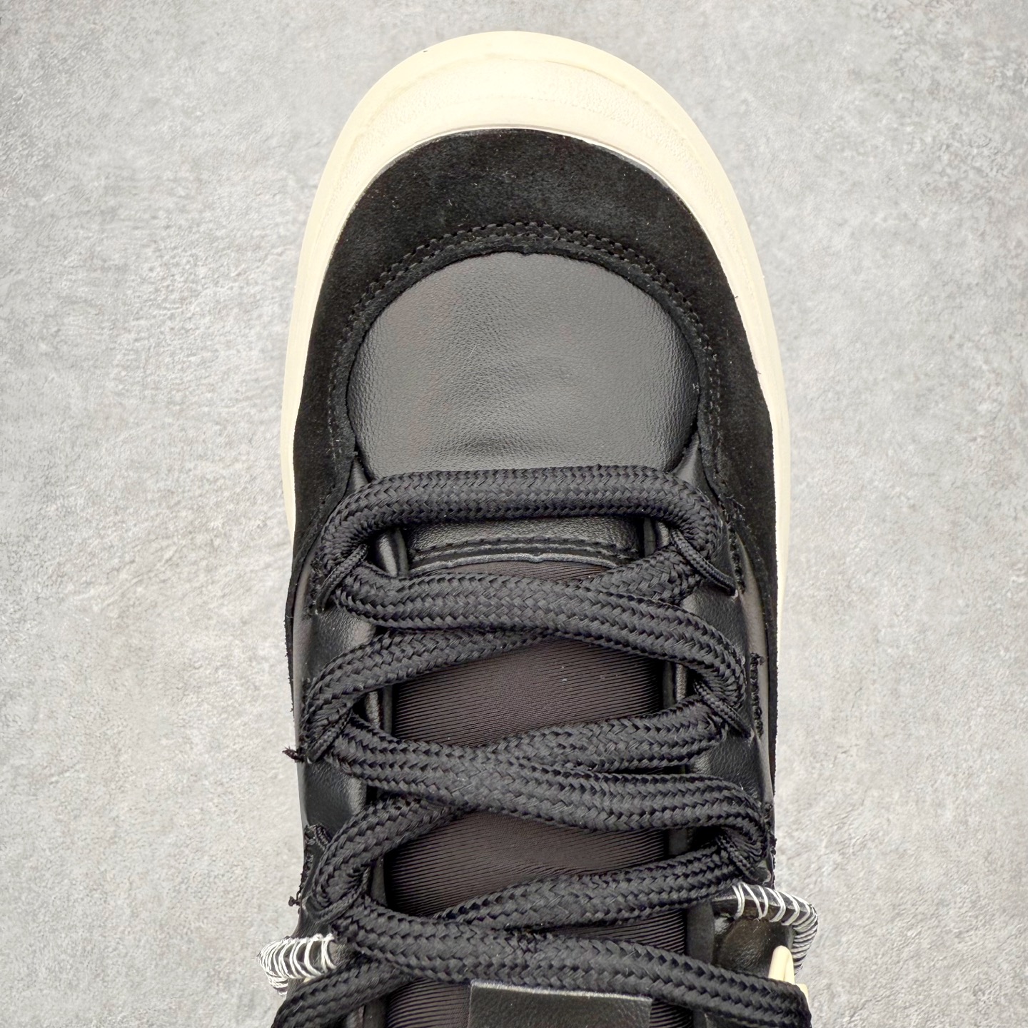 图片[4]-UGG 5971 秋冬羊皮毛一体雪地靴 全鞋采用ZP同厂 隆丰A级澳洲进口羊皮毛一体 品牌代工厂生产线 完全遵循ZP工艺流程 代工厂原厂版师 秉承无原鞋不开发选择 注重每一处细节 市面最正版型 TREADLITE\\\”轻翼\\\”科技外底 轻便/耐用/柔韧/桩型【售后郑重承诺】一个月内若出现重大脱胶/断底等质量问题 直接为您换新！尺码：35 36 37 38 39 40 41 42 43 44 45-选品中心