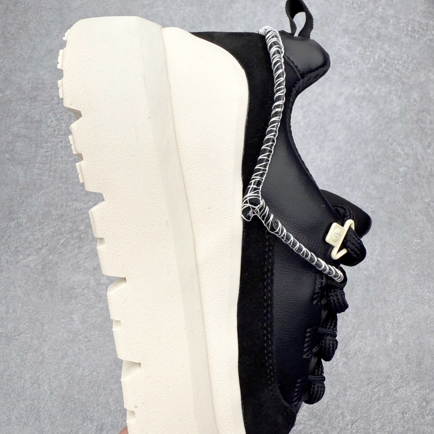 图片[6]-UGG 5971 秋冬羊皮毛一体雪地靴 全鞋采用ZP同厂 隆丰A级澳洲进口羊皮毛一体 品牌代工厂生产线 完全遵循ZP工艺流程 代工厂原厂版师 秉承无原鞋不开发选择 注重每一处细节 市面最正版型 TREADLITE\\\”轻翼\\\”科技外底 轻便/耐用/柔韧/桩型【售后郑重承诺】一个月内若出现重大脱胶/断底等质量问题 直接为您换新！尺码：35 36 37 38 39 40 41 42 43 44 45-选品中心