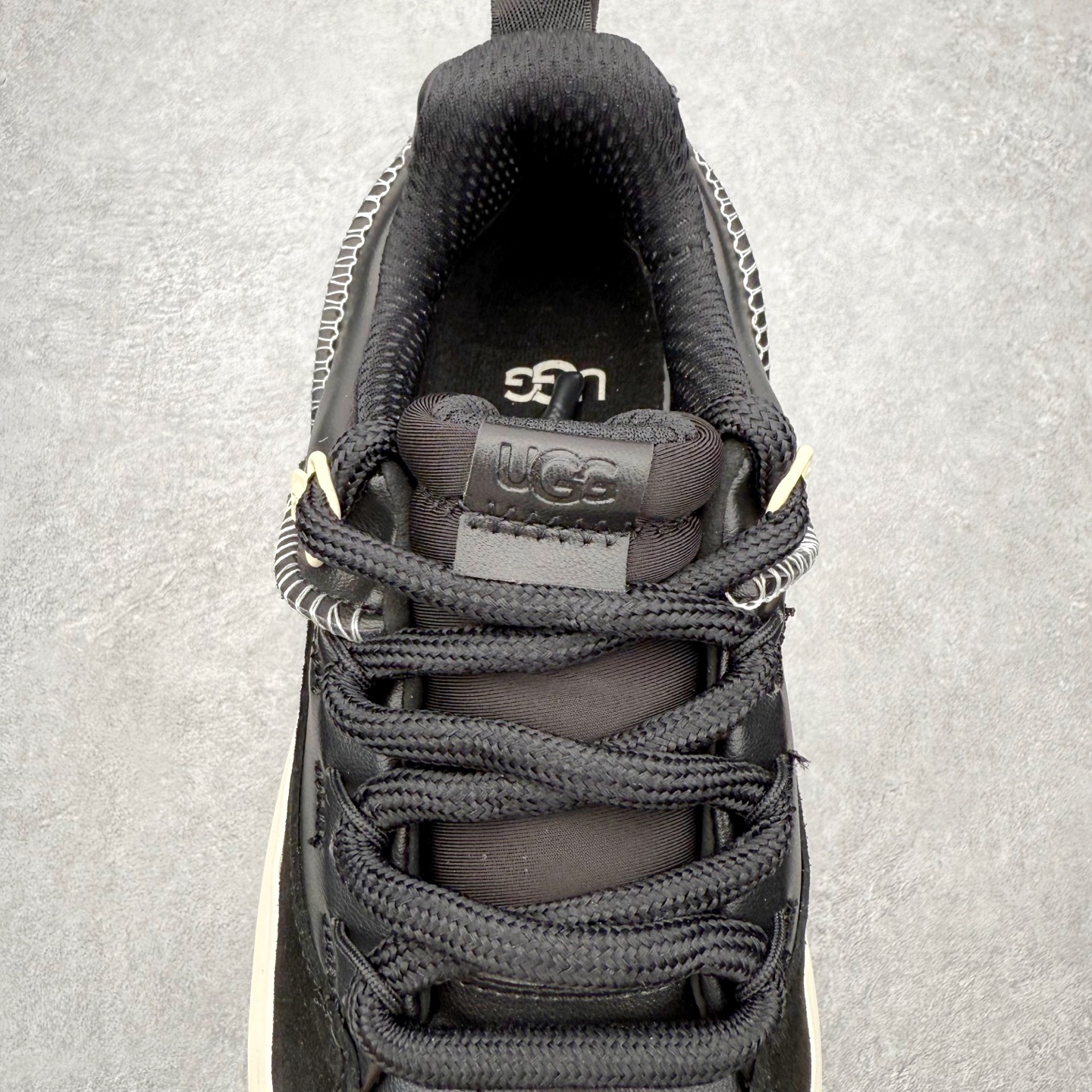 图片[5]-UGG 5971 秋冬羊皮毛一体雪地靴 全鞋采用ZP同厂 隆丰A级澳洲进口羊皮毛一体 品牌代工厂生产线 完全遵循ZP工艺流程 代工厂原厂版师 秉承无原鞋不开发选择 注重每一处细节 市面最正版型 TREADLITE\\\”轻翼\\\”科技外底 轻便/耐用/柔韧/桩型【售后郑重承诺】一个月内若出现重大脱胶/断底等质量问题 直接为您换新！尺码：35 36 37 38 39 40 41 42 43 44 45-选品中心