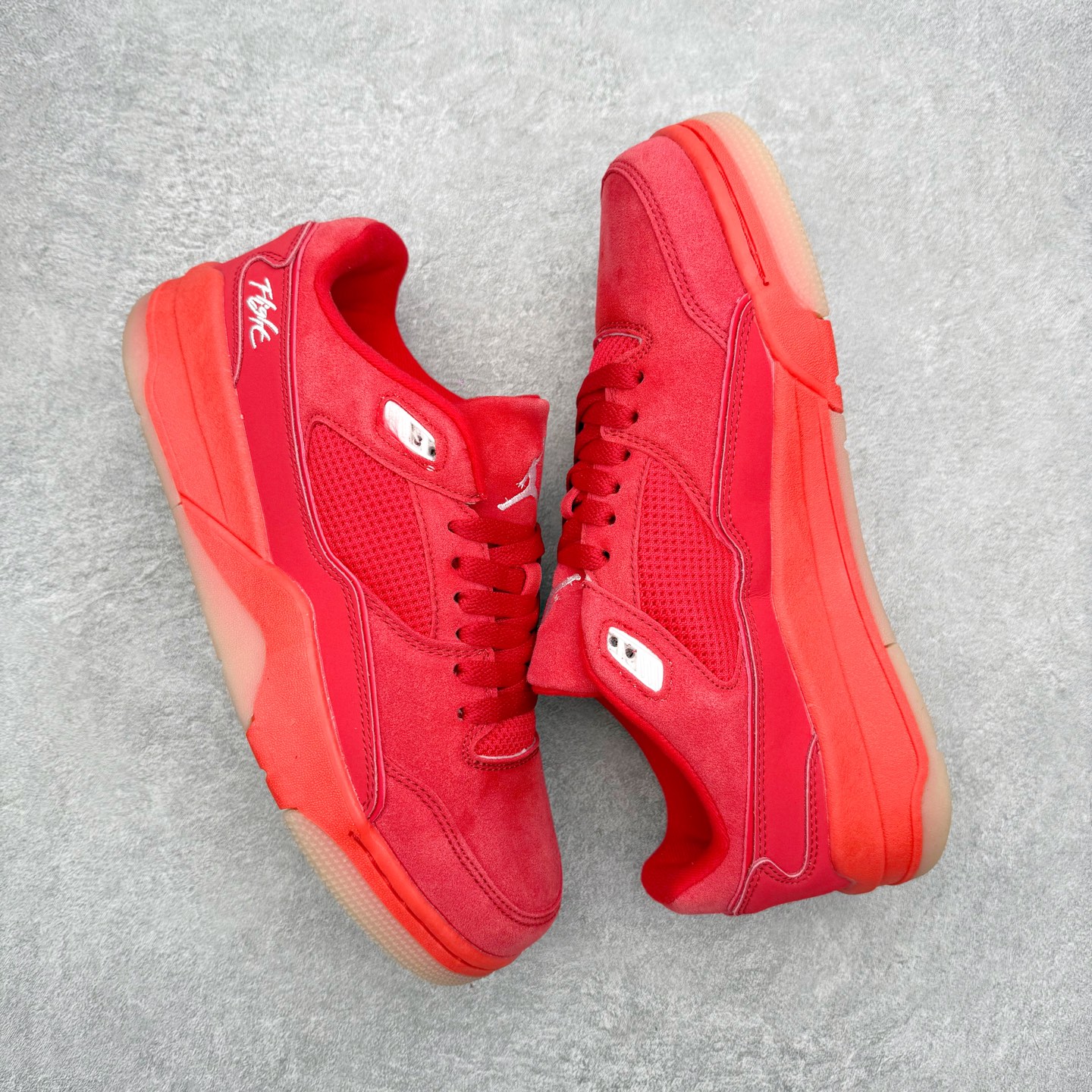 图片[3]-＃福利特价 Air Jordan AJ Flight Court 乔丹低帮复古篮球鞋 设计简约又不失复古韵味鞋内的鞋垫柔软且有弹性 能够很好地缓冲落地时的冲击力鞋面的材质贴合脚部 鞋底的纹路设计合理 抓地力很强 尺码： 36 36.5 37.5 38 38.5 39 40 40.5 41 42 42.5 43 44 45 46-选品中心