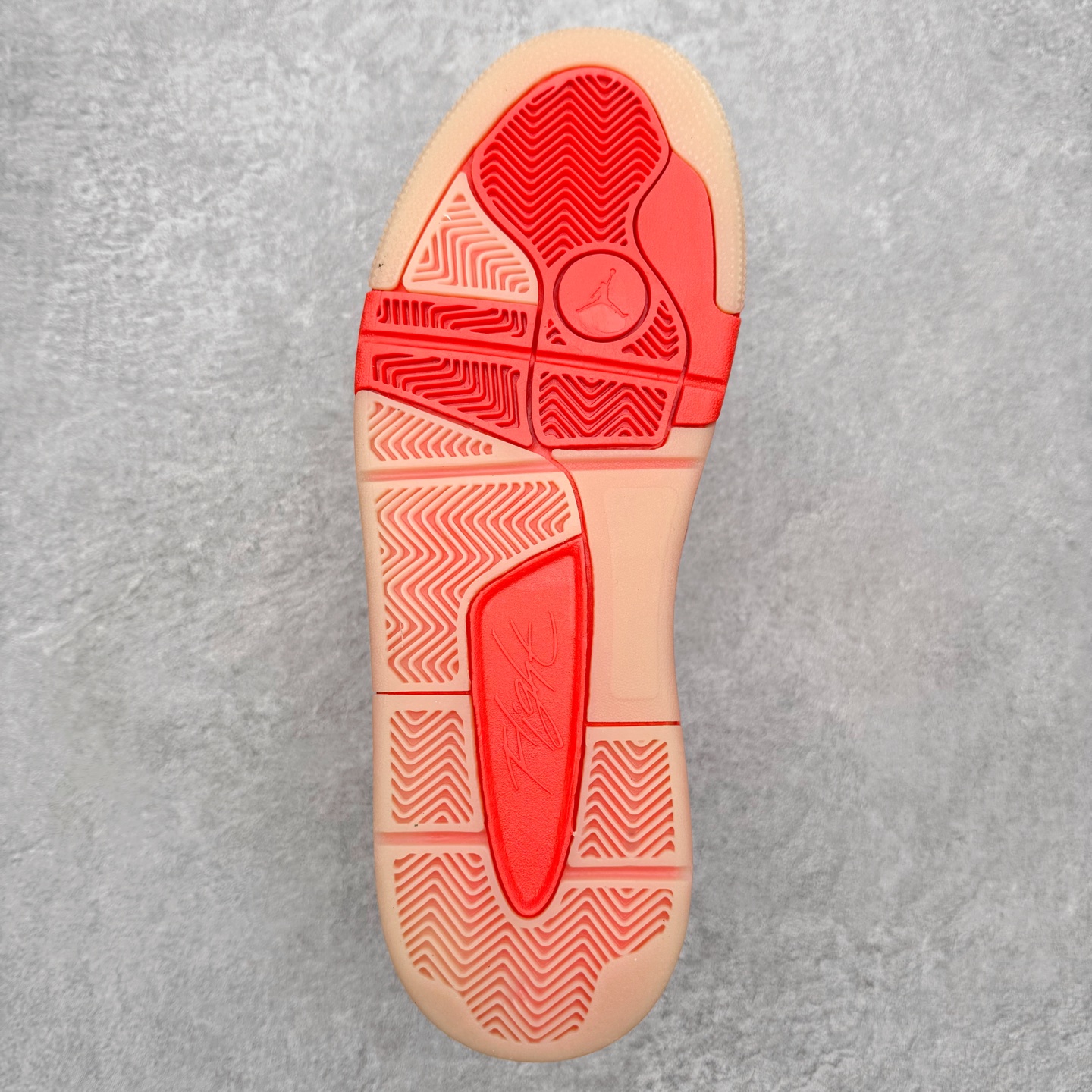 图片[9]-＃福利特价 Air Jordan AJ Flight Court 乔丹低帮复古篮球鞋 设计简约又不失复古韵味鞋内的鞋垫柔软且有弹性 能够很好地缓冲落地时的冲击力鞋面的材质贴合脚部 鞋底的纹路设计合理 抓地力很强 尺码： 36 36.5 37.5 38 38.5 39 40 40.5 41 42 42.5 43 44 45 46-选品中心