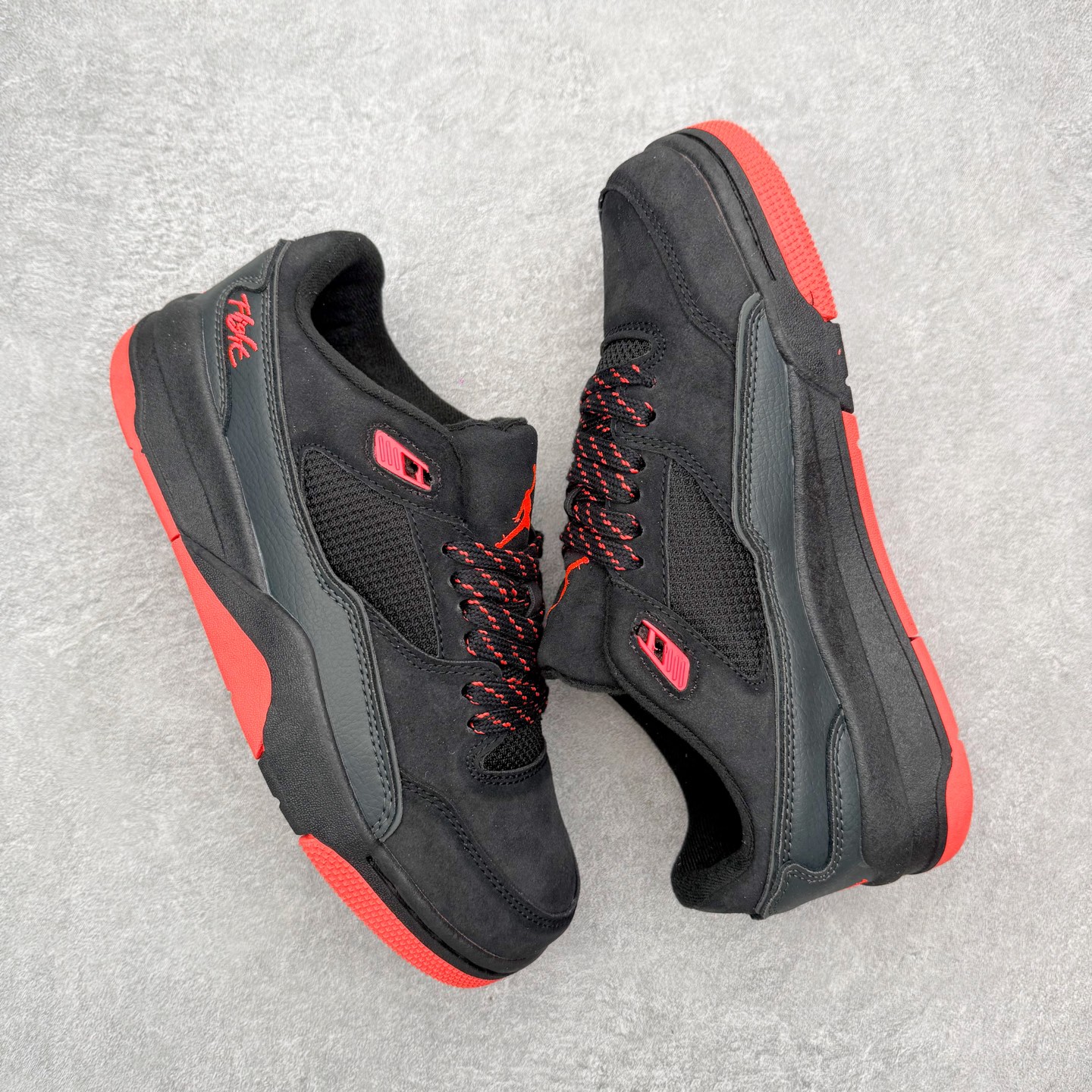 图片[3]-＃福利特价 Air Jordan AJ Flight Court 乔丹低帮复古篮球鞋 设计简约又不失复古韵味鞋内的鞋垫柔软且有弹性 能够很好地缓冲落地时的冲击力鞋面的材质贴合脚部 鞋底的纹路设计合理 抓地力很强 尺码： 36 36.5 37.5 38 38.5 39 40 40.5 41 42 42.5 43 44 45 46-选品中心