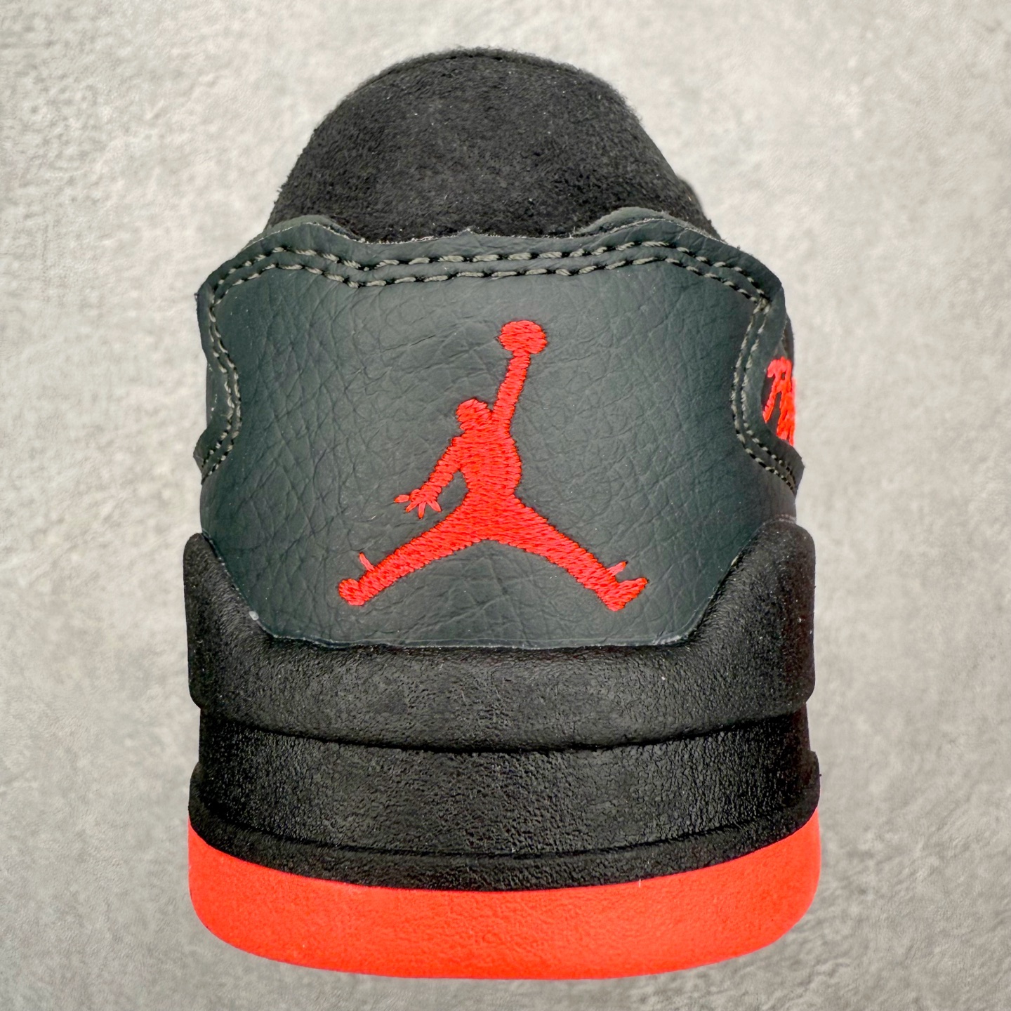图片[8]-＃福利特价 Air Jordan AJ Flight Court 乔丹低帮复古篮球鞋 设计简约又不失复古韵味鞋内的鞋垫柔软且有弹性 能够很好地缓冲落地时的冲击力鞋面的材质贴合脚部 鞋底的纹路设计合理 抓地力很强 尺码： 36 36.5 37.5 38 38.5 39 40 40.5 41 42 42.5 43 44 45 46-选品中心
