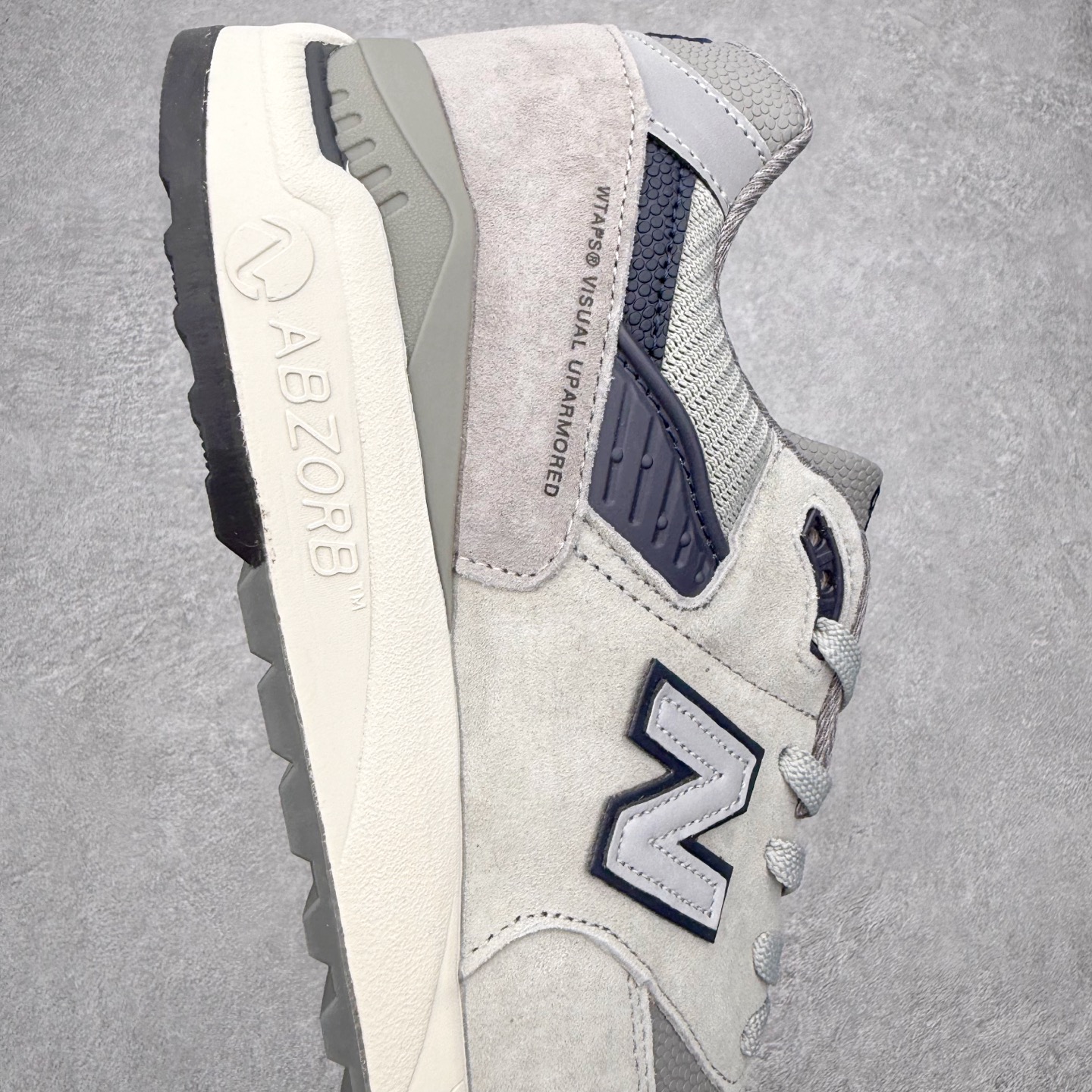 图片[6]-New Balance M998 Made in USA NB新百伦高端美产血统系列经典复古休闲运动慢跑鞋 NB998 诞生于 1993 年，作为第一双使用 ABZORB 缓冲材料的鞋款，一经发售就受到大量消费者的热烈追捧，如今已经成为了历久不衰的经典代表鞋款之一。原楦原数据开发版型 以优质面料制成鞋面结构。鞋面采用经典网眼布材质，辅以绒面革覆盖，带来更加清爽舒适的穿着体验。鞋舌上标记的 \\\”998\\\” 字样增强鞋款辨识度的同时，为鞋款注入更多动人细节。鞋款采用 ABZORB 缓冲材料的中底，通过缓冲和压缩阻力相结合来吸收冲击，稳定性高，不易打滑，助你畅享舒适有型的运动体验。采用猪巴革组合网织鞋面材质 后跟嵌入TPU装饰条稳固 升级原装5层独立私模 尺码：36 36.5 37 38 39.5 40 40.5 41.5 42 42.5 43 44 44.5 45-选品中心