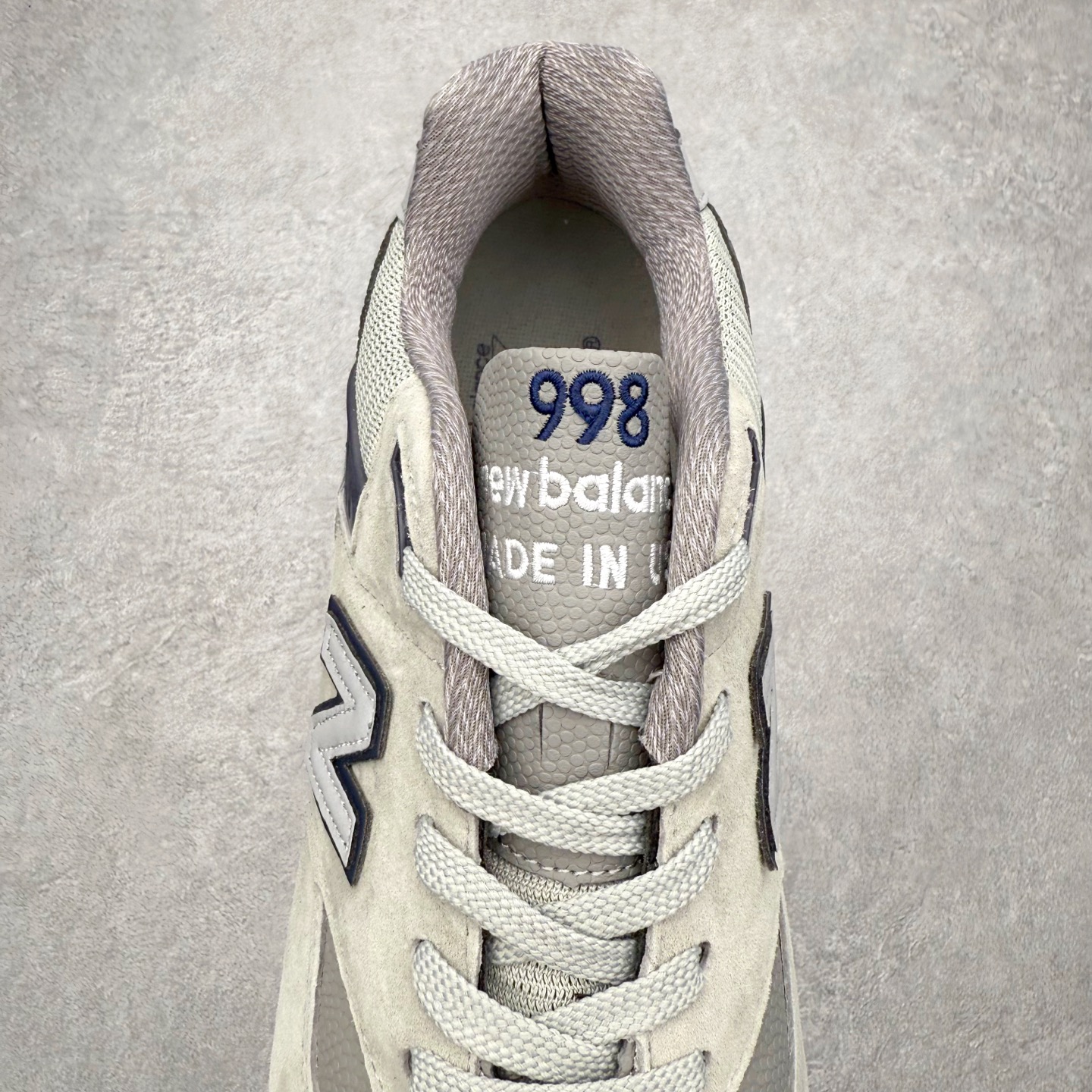 图片[5]-New Balance M998 Made in USA NB新百伦高端美产血统系列经典复古休闲运动慢跑鞋 NB998 诞生于 1993 年，作为第一双使用 ABZORB 缓冲材料的鞋款，一经发售就受到大量消费者的热烈追捧，如今已经成为了历久不衰的经典代表鞋款之一。原楦原数据开发版型 以优质面料制成鞋面结构。鞋面采用经典网眼布材质，辅以绒面革覆盖，带来更加清爽舒适的穿着体验。鞋舌上标记的 \\\”998\\\” 字样增强鞋款辨识度的同时，为鞋款注入更多动人细节。鞋款采用 ABZORB 缓冲材料的中底，通过缓冲和压缩阻力相结合来吸收冲击，稳定性高，不易打滑，助你畅享舒适有型的运动体验。采用猪巴革组合网织鞋面材质 后跟嵌入TPU装饰条稳固 升级原装5层独立私模 尺码：36 36.5 37 38 39.5 40 40.5 41.5 42 42.5 43 44 44.5 45-选品中心