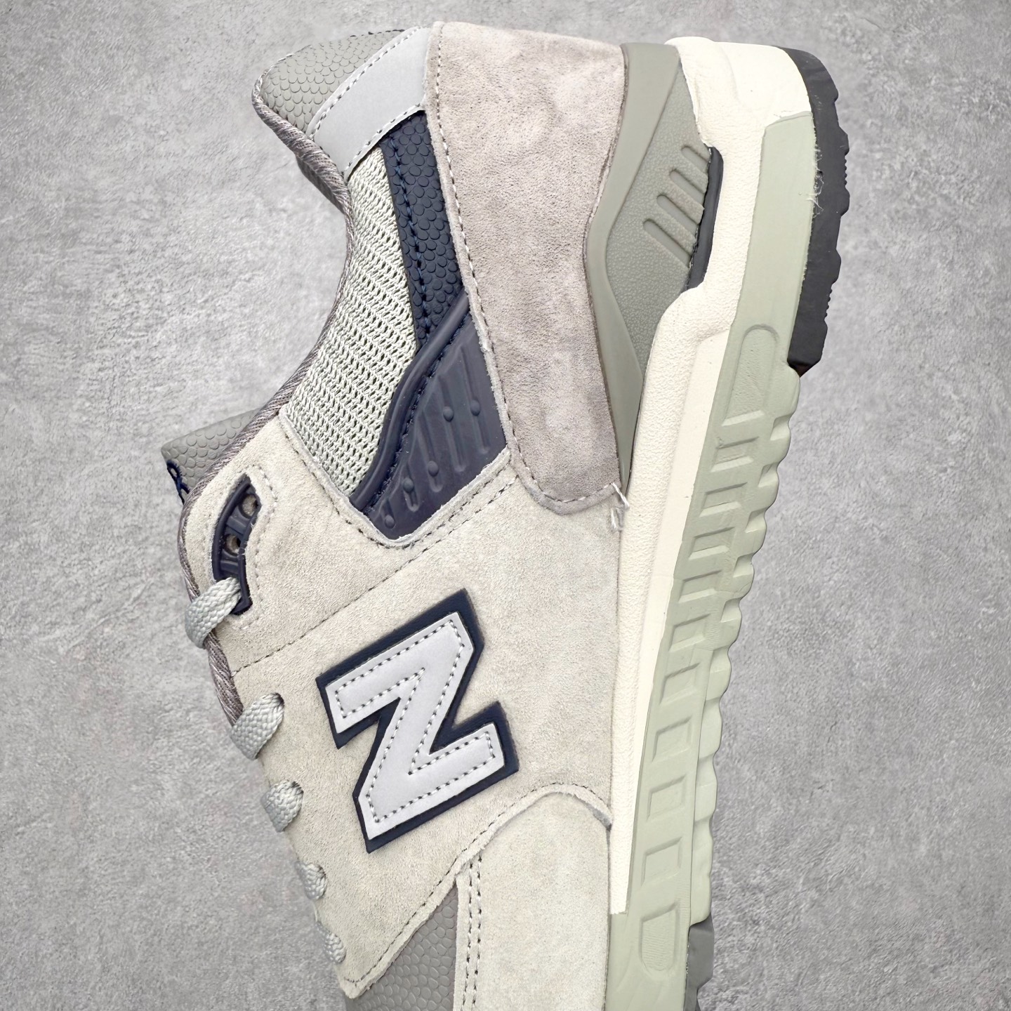 图片[7]-New Balance M998 Made in USA NB新百伦高端美产血统系列经典复古休闲运动慢跑鞋 NB998 诞生于 1993 年，作为第一双使用 ABZORB 缓冲材料的鞋款，一经发售就受到大量消费者的热烈追捧，如今已经成为了历久不衰的经典代表鞋款之一。原楦原数据开发版型 以优质面料制成鞋面结构。鞋面采用经典网眼布材质，辅以绒面革覆盖，带来更加清爽舒适的穿着体验。鞋舌上标记的 \\\”998\\\” 字样增强鞋款辨识度的同时，为鞋款注入更多动人细节。鞋款采用 ABZORB 缓冲材料的中底，通过缓冲和压缩阻力相结合来吸收冲击，稳定性高，不易打滑，助你畅享舒适有型的运动体验。采用猪巴革组合网织鞋面材质 后跟嵌入TPU装饰条稳固 升级原装5层独立私模 尺码：36 36.5 37 38 39.5 40 40.5 41.5 42 42.5 43 44 44.5 45-选品中心