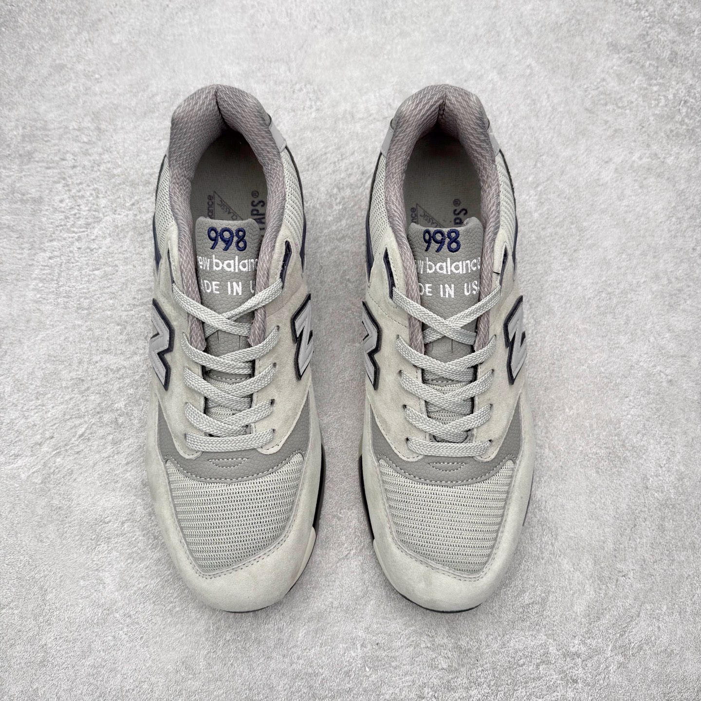 图片[2]-New Balance M998 Made in USA NB新百伦高端美产血统系列经典复古休闲运动慢跑鞋 NB998 诞生于 1993 年，作为第一双使用 ABZORB 缓冲材料的鞋款，一经发售就受到大量消费者的热烈追捧，如今已经成为了历久不衰的经典代表鞋款之一。原楦原数据开发版型 以优质面料制成鞋面结构。鞋面采用经典网眼布材质，辅以绒面革覆盖，带来更加清爽舒适的穿着体验。鞋舌上标记的 \\\”998\\\” 字样增强鞋款辨识度的同时，为鞋款注入更多动人细节。鞋款采用 ABZORB 缓冲材料的中底，通过缓冲和压缩阻力相结合来吸收冲击，稳定性高，不易打滑，助你畅享舒适有型的运动体验。采用猪巴革组合网织鞋面材质 后跟嵌入TPU装饰条稳固 升级原装5层独立私模 尺码：36 36.5 37 38 39.5 40 40.5 41.5 42 42.5 43 44 44.5 45-选品中心