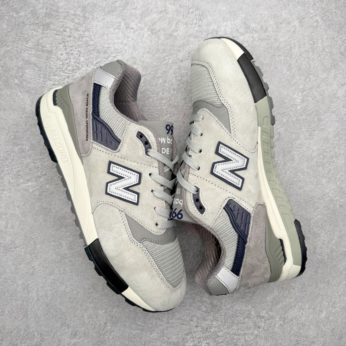 图片[3]-New Balance M998 Made in USA NB新百伦高端美产血统系列经典复古休闲运动慢跑鞋 NB998 诞生于 1993 年，作为第一双使用 ABZORB 缓冲材料的鞋款，一经发售就受到大量消费者的热烈追捧，如今已经成为了历久不衰的经典代表鞋款之一。原楦原数据开发版型 以优质面料制成鞋面结构。鞋面采用经典网眼布材质，辅以绒面革覆盖，带来更加清爽舒适的穿着体验。鞋舌上标记的 \\\”998\\\” 字样增强鞋款辨识度的同时，为鞋款注入更多动人细节。鞋款采用 ABZORB 缓冲材料的中底，通过缓冲和压缩阻力相结合来吸收冲击，稳定性高，不易打滑，助你畅享舒适有型的运动体验。采用猪巴革组合网织鞋面材质 后跟嵌入TPU装饰条稳固 升级原装5层独立私模 尺码：36 36.5 37 38 39.5 40 40.5 41.5 42 42.5 43 44 44.5 45-选品中心