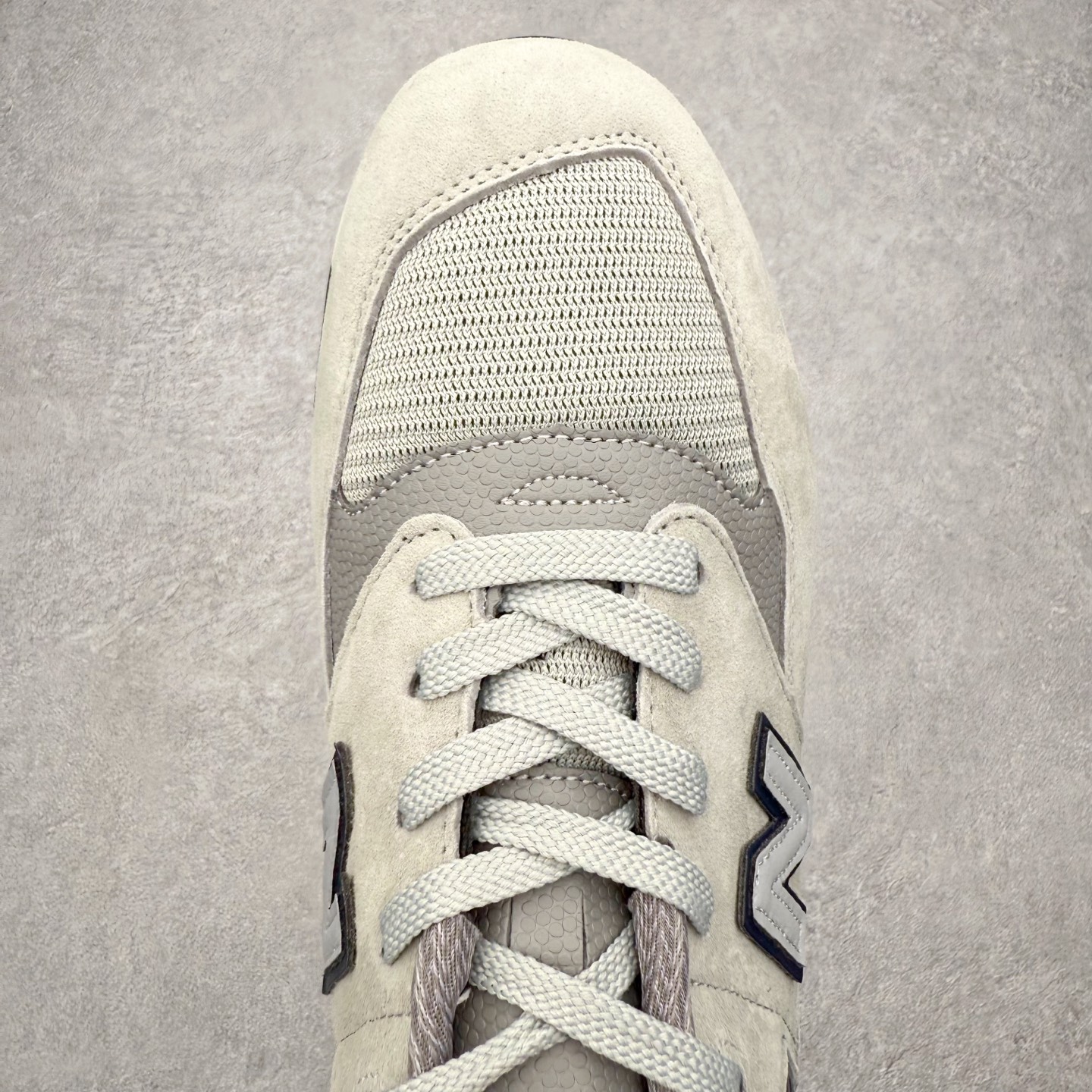 图片[4]-New Balance M998 Made in USA NB新百伦高端美产血统系列经典复古休闲运动慢跑鞋 NB998 诞生于 1993 年，作为第一双使用 ABZORB 缓冲材料的鞋款，一经发售就受到大量消费者的热烈追捧，如今已经成为了历久不衰的经典代表鞋款之一。原楦原数据开发版型 以优质面料制成鞋面结构。鞋面采用经典网眼布材质，辅以绒面革覆盖，带来更加清爽舒适的穿着体验。鞋舌上标记的 \\\”998\\\” 字样增强鞋款辨识度的同时，为鞋款注入更多动人细节。鞋款采用 ABZORB 缓冲材料的中底，通过缓冲和压缩阻力相结合来吸收冲击，稳定性高，不易打滑，助你畅享舒适有型的运动体验。采用猪巴革组合网织鞋面材质 后跟嵌入TPU装饰条稳固 升级原装5层独立私模 尺码：36 36.5 37 38 39.5 40 40.5 41.5 42 42.5 43 44 44.5 45-选品中心