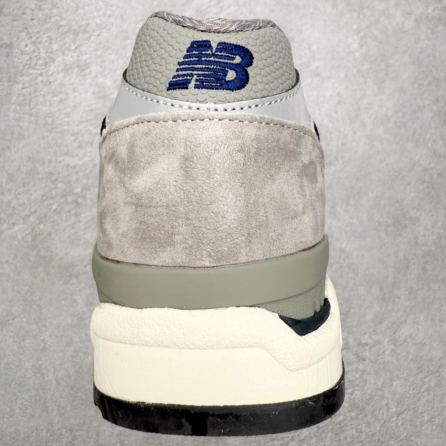 图片[8]-New Balance M998 Made in USA NB新百伦高端美产血统系列经典复古休闲运动慢跑鞋 NB998 诞生于 1993 年，作为第一双使用 ABZORB 缓冲材料的鞋款，一经发售就受到大量消费者的热烈追捧，如今已经成为了历久不衰的经典代表鞋款之一。原楦原数据开发版型 以优质面料制成鞋面结构。鞋面采用经典网眼布材质，辅以绒面革覆盖，带来更加清爽舒适的穿着体验。鞋舌上标记的 \\\”998\\\” 字样增强鞋款辨识度的同时，为鞋款注入更多动人细节。鞋款采用 ABZORB 缓冲材料的中底，通过缓冲和压缩阻力相结合来吸收冲击，稳定性高，不易打滑，助你畅享舒适有型的运动体验。采用猪巴革组合网织鞋面材质 后跟嵌入TPU装饰条稳固 升级原装5层独立私模 尺码：36 36.5 37 38 39.5 40 40.5 41.5 42 42.5 43 44 44.5 45-选品中心