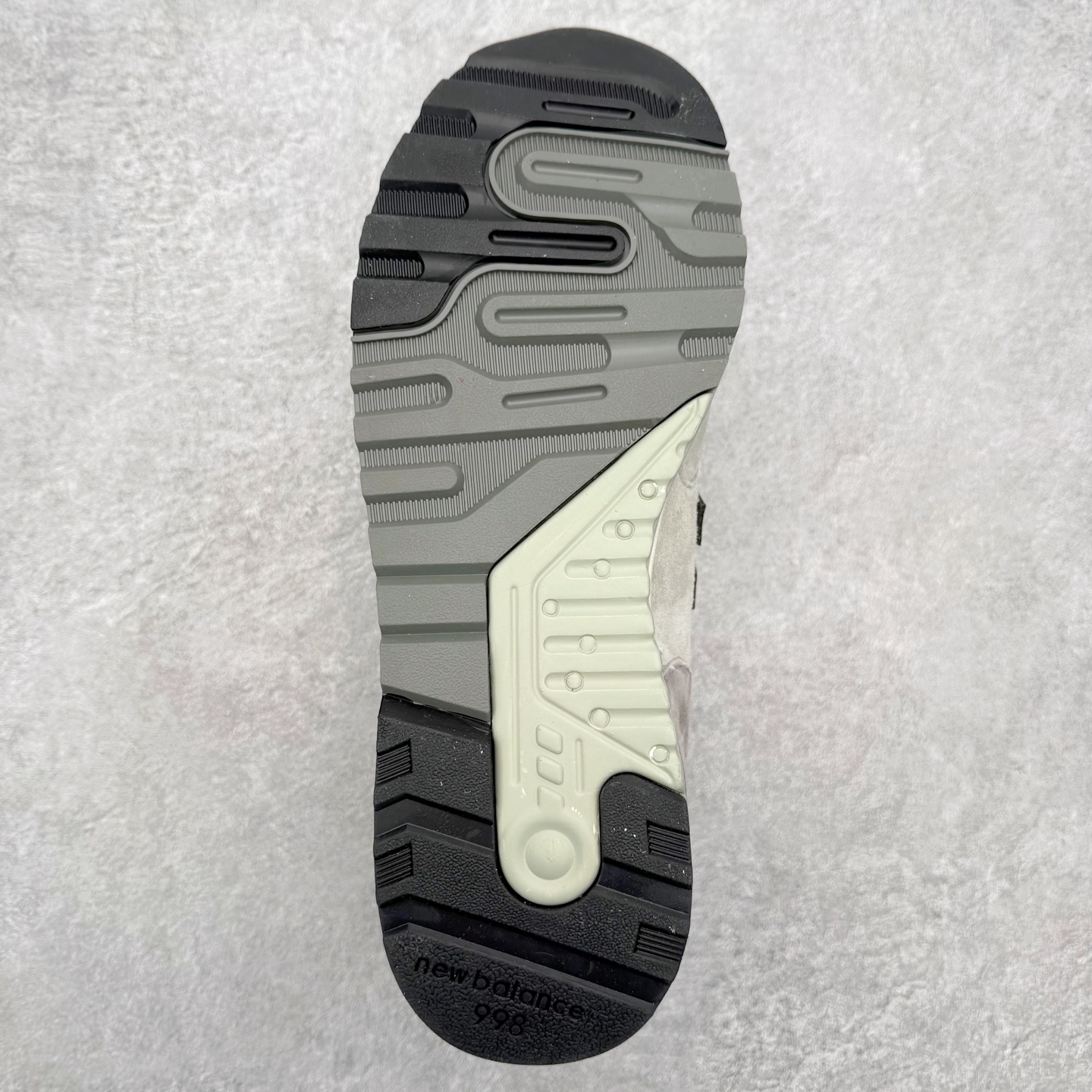 图片[9]-New Balance M998 Made in USA NB新百伦高端美产血统系列经典复古休闲运动慢跑鞋 NB998 诞生于 1993 年，作为第一双使用 ABZORB 缓冲材料的鞋款，一经发售就受到大量消费者的热烈追捧，如今已经成为了历久不衰的经典代表鞋款之一。原楦原数据开发版型 以优质面料制成鞋面结构。鞋面采用经典网眼布材质，辅以绒面革覆盖，带来更加清爽舒适的穿着体验。鞋舌上标记的 \\\”998\\\” 字样增强鞋款辨识度的同时，为鞋款注入更多动人细节。鞋款采用 ABZORB 缓冲材料的中底，通过缓冲和压缩阻力相结合来吸收冲击，稳定性高，不易打滑，助你畅享舒适有型的运动体验。采用猪巴革组合网织鞋面材质 后跟嵌入TPU装饰条稳固 升级原装5层独立私模 尺码：36 36.5 37 38 39.5 40 40.5 41.5 42 42.5 43 44 44.5 45-选品中心