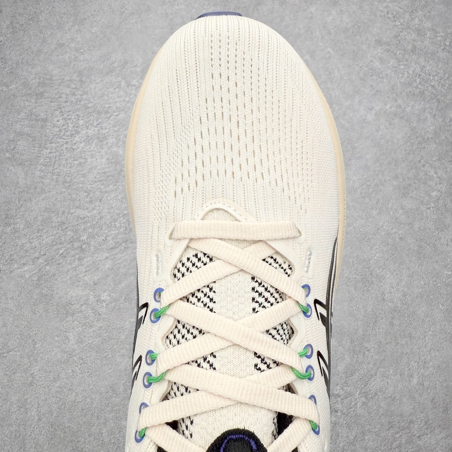 图片[4]-Asics GEL-Nimbus 28 亚瑟士缓震跑鞋 近年复古风潮的势头很旺 ASICS一直坚信保持身体的健康与活力是打造健康快乐的生活方式的最佳途径 ASICS为复古鞋型注入新设计 为玩家的街头穿搭提供了更多可能 GEL-NIMBUSTM9运动鞋最初是为中立和仰卧跑步者设计的长距离训练器 采用原始材料和关键细节重新设计 其Y2K时代的工业外观也被大胆的对比和色块所抵消 尺码：36 36.5 37.5 38 38.5 39 40 40.5 41.5 42 42.5 43.5 44 44.5 45-选品中心