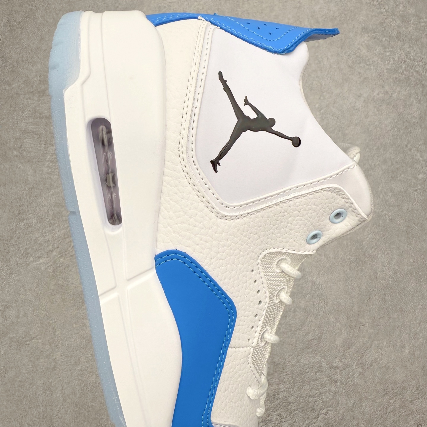 图片[6]-Air Jordan Courtside AJ23 简版中帮复古休闲运动文化篮球鞋 IQ7614-101 市面唯一纯原批次 全套原纸板楦头开发 原厂大底磨具加持立体防滑纹理 原装可视Air Sole气垫 原汁原味最完美的版型 唯一正确鞋头趴度弧度高度鞋身腰线 作为AJ3到AJ4之间的过渡产品 之所以被称为AJ3的简版 它们的造型非常的相似但是也有一些差异 鞋面采用耐磨的牛剖层和人造革鞋面搭配 后跟可以明显看见Air Max气垫 出色的包裹效果让鞋子脚感非常舒适 也让脚掌以及脚面更加的贴合鞋子 在双脚落地产生冲击力的同时 可视气垫可以有效减缓力道 提高鞋子整体的稳定性 既能起到减震的作用 又能保证双足舒适的脚感 另外灵敏的Phylon中底以及鞋帮的设计 锁住双足 也为前掌提供了有效的包裹 内衬部分采用了透气的织物材料 为脚部的舒适脚感提供了充足的条件 最后就是大底部分 大底采用的是橡胶材质 无论是日常压马路还是简单的运动 都是可以驾驭 鞋底水波纹以及其他不规则图案 也保障了鞋子充足的防滑性以及耐磨性 尺码：36 36.5 37.5 38 38.5 39 40 40.5 41 42 42.5 43 44 45 46 47.5-选品中心