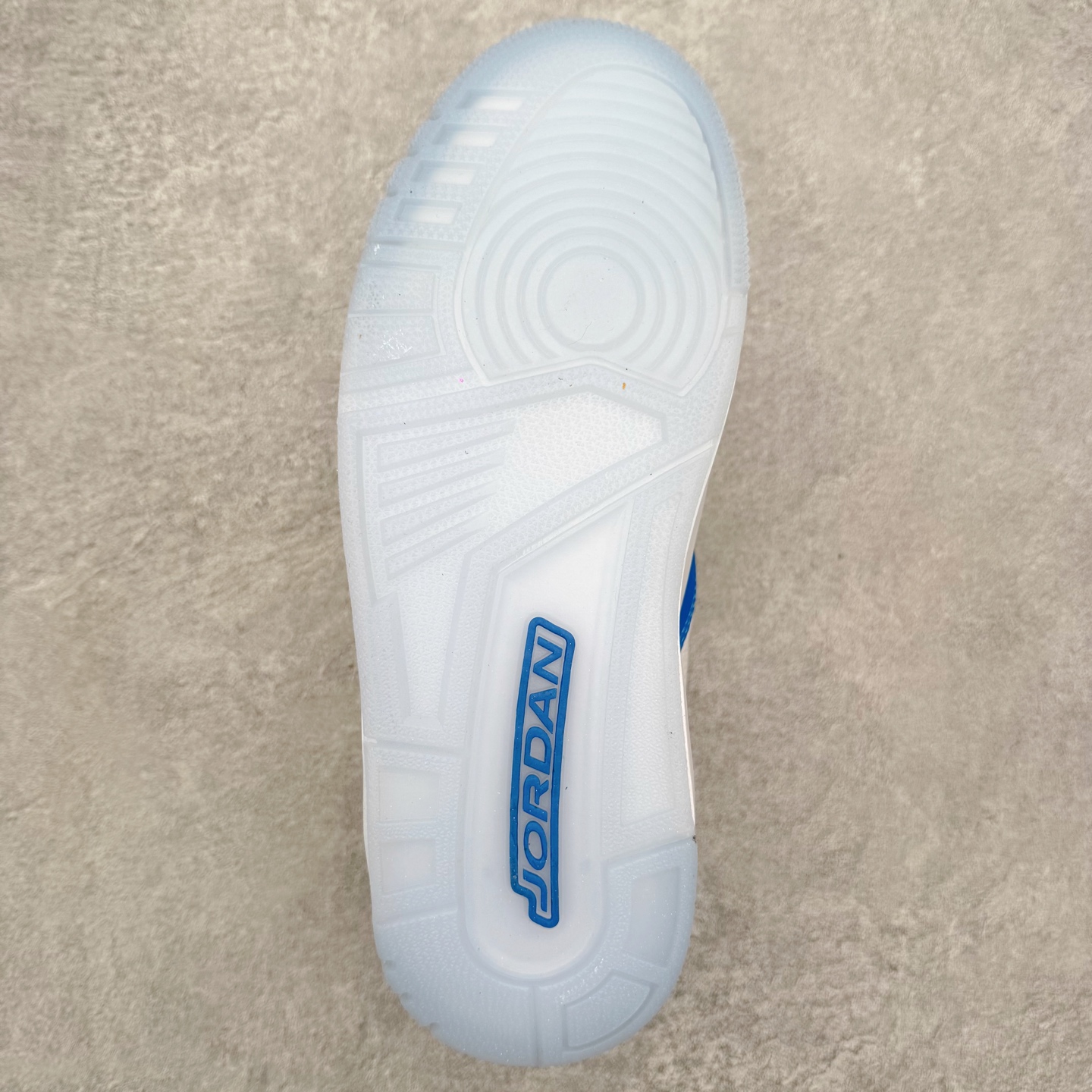 图片[9]-Air Jordan Courtside AJ23 简版中帮复古休闲运动文化篮球鞋 IQ7614-101 市面唯一纯原批次 全套原纸板楦头开发 原厂大底磨具加持立体防滑纹理 原装可视Air Sole气垫 原汁原味最完美的版型 唯一正确鞋头趴度弧度高度鞋身腰线 作为AJ3到AJ4之间的过渡产品 之所以被称为AJ3的简版 它们的造型非常的相似但是也有一些差异 鞋面采用耐磨的牛剖层和人造革鞋面搭配 后跟可以明显看见Air Max气垫 出色的包裹效果让鞋子脚感非常舒适 也让脚掌以及脚面更加的贴合鞋子 在双脚落地产生冲击力的同时 可视气垫可以有效减缓力道 提高鞋子整体的稳定性 既能起到减震的作用 又能保证双足舒适的脚感 另外灵敏的Phylon中底以及鞋帮的设计 锁住双足 也为前掌提供了有效的包裹 内衬部分采用了透气的织物材料 为脚部的舒适脚感提供了充足的条件 最后就是大底部分 大底采用的是橡胶材质 无论是日常压马路还是简单的运动 都是可以驾驭 鞋底水波纹以及其他不规则图案 也保障了鞋子充足的防滑性以及耐磨性 尺码：36 36.5 37.5 38 38.5 39 40 40.5 41 42 42.5 43 44 45 46 47.5-选品中心