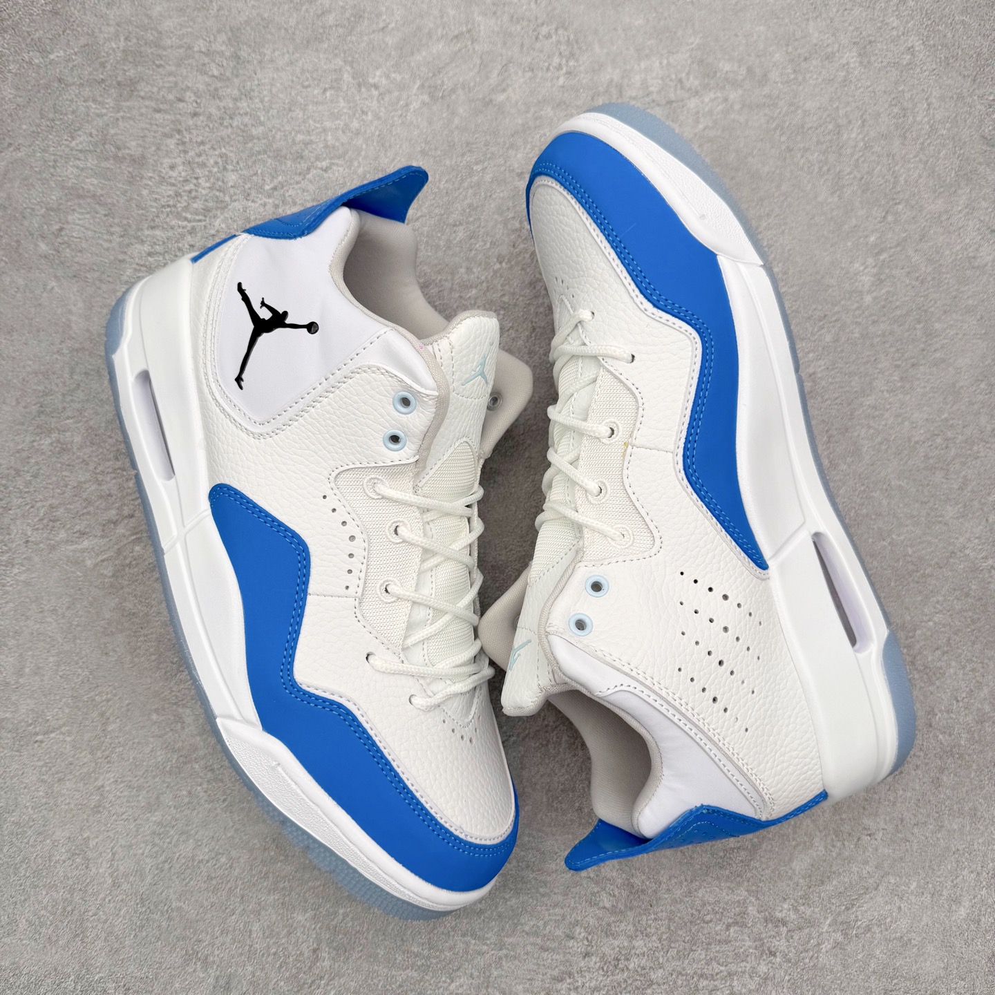 图片[3]-Air Jordan Courtside AJ23 简版中帮复古休闲运动文化篮球鞋 IQ7614-101 市面唯一纯原批次 全套原纸板楦头开发 原厂大底磨具加持立体防滑纹理 原装可视Air Sole气垫 原汁原味最完美的版型 唯一正确鞋头趴度弧度高度鞋身腰线 作为AJ3到AJ4之间的过渡产品 之所以被称为AJ3的简版 它们的造型非常的相似但是也有一些差异 鞋面采用耐磨的牛剖层和人造革鞋面搭配 后跟可以明显看见Air Max气垫 出色的包裹效果让鞋子脚感非常舒适 也让脚掌以及脚面更加的贴合鞋子 在双脚落地产生冲击力的同时 可视气垫可以有效减缓力道 提高鞋子整体的稳定性 既能起到减震的作用 又能保证双足舒适的脚感 另外灵敏的Phylon中底以及鞋帮的设计 锁住双足 也为前掌提供了有效的包裹 内衬部分采用了透气的织物材料 为脚部的舒适脚感提供了充足的条件 最后就是大底部分 大底采用的是橡胶材质 无论是日常压马路还是简单的运动 都是可以驾驭 鞋底水波纹以及其他不规则图案 也保障了鞋子充足的防滑性以及耐磨性 尺码：36 36.5 37.5 38 38.5 39 40 40.5 41 42 42.5 43 44 45 46 47.5-选品中心