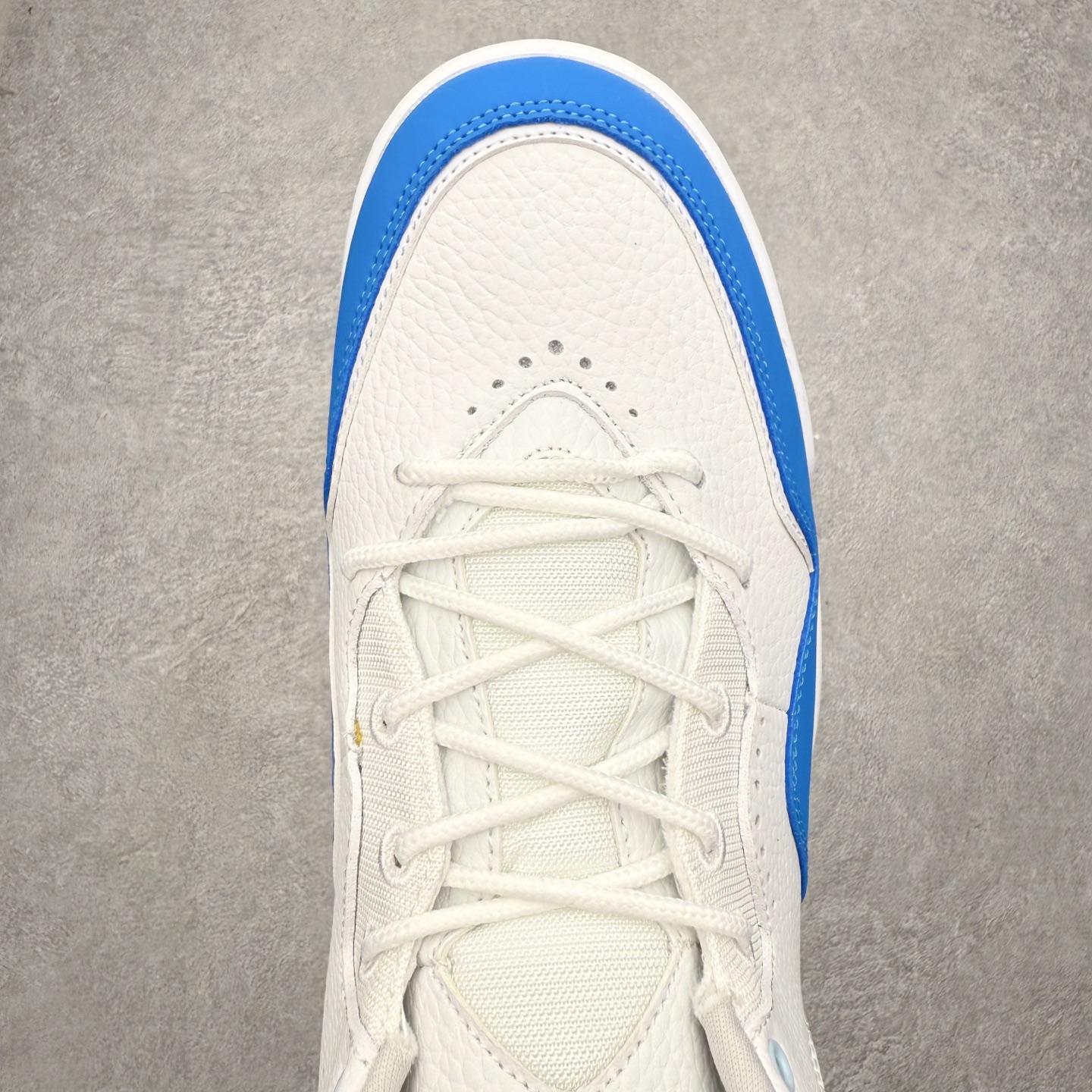 图片[4]-Air Jordan Courtside AJ23 简版中帮复古休闲运动文化篮球鞋 IQ7614-101 市面唯一纯原批次 全套原纸板楦头开发 原厂大底磨具加持立体防滑纹理 原装可视Air Sole气垫 原汁原味最完美的版型 唯一正确鞋头趴度弧度高度鞋身腰线 作为AJ3到AJ4之间的过渡产品 之所以被称为AJ3的简版 它们的造型非常的相似但是也有一些差异 鞋面采用耐磨的牛剖层和人造革鞋面搭配 后跟可以明显看见Air Max气垫 出色的包裹效果让鞋子脚感非常舒适 也让脚掌以及脚面更加的贴合鞋子 在双脚落地产生冲击力的同时 可视气垫可以有效减缓力道 提高鞋子整体的稳定性 既能起到减震的作用 又能保证双足舒适的脚感 另外灵敏的Phylon中底以及鞋帮的设计 锁住双足 也为前掌提供了有效的包裹 内衬部分采用了透气的织物材料 为脚部的舒适脚感提供了充足的条件 最后就是大底部分 大底采用的是橡胶材质 无论是日常压马路还是简单的运动 都是可以驾驭 鞋底水波纹以及其他不规则图案 也保障了鞋子充足的防滑性以及耐磨性 尺码：36 36.5 37.5 38 38.5 39 40 40.5 41 42 42.5 43 44 45 46 47.5-选品中心