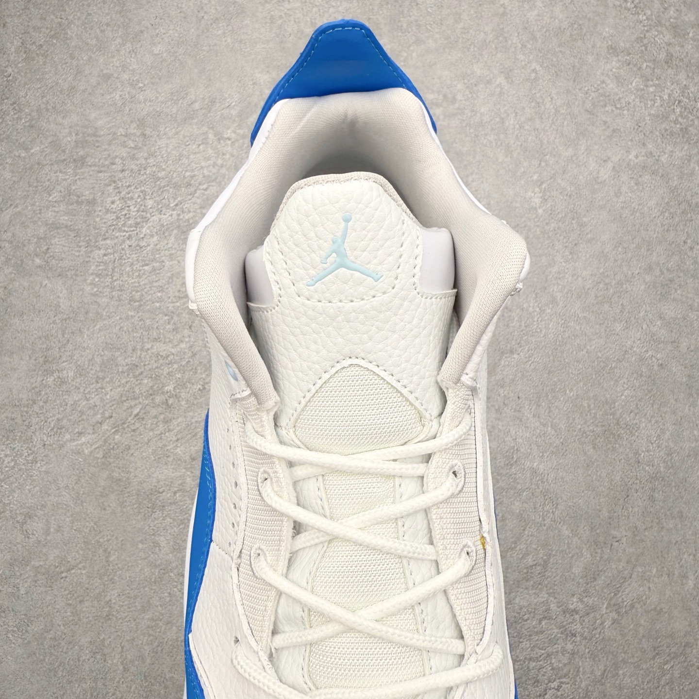 图片[5]-Air Jordan Courtside AJ23 简版中帮复古休闲运动文化篮球鞋 IQ7614-101 市面唯一纯原批次 全套原纸板楦头开发 原厂大底磨具加持立体防滑纹理 原装可视Air Sole气垫 原汁原味最完美的版型 唯一正确鞋头趴度弧度高度鞋身腰线 作为AJ3到AJ4之间的过渡产品 之所以被称为AJ3的简版 它们的造型非常的相似但是也有一些差异 鞋面采用耐磨的牛剖层和人造革鞋面搭配 后跟可以明显看见Air Max气垫 出色的包裹效果让鞋子脚感非常舒适 也让脚掌以及脚面更加的贴合鞋子 在双脚落地产生冲击力的同时 可视气垫可以有效减缓力道 提高鞋子整体的稳定性 既能起到减震的作用 又能保证双足舒适的脚感 另外灵敏的Phylon中底以及鞋帮的设计 锁住双足 也为前掌提供了有效的包裹 内衬部分采用了透气的织物材料 为脚部的舒适脚感提供了充足的条件 最后就是大底部分 大底采用的是橡胶材质 无论是日常压马路还是简单的运动 都是可以驾驭 鞋底水波纹以及其他不规则图案 也保障了鞋子充足的防滑性以及耐磨性 尺码：36 36.5 37.5 38 38.5 39 40 40.5 41 42 42.5 43 44 45 46 47.5-选品中心