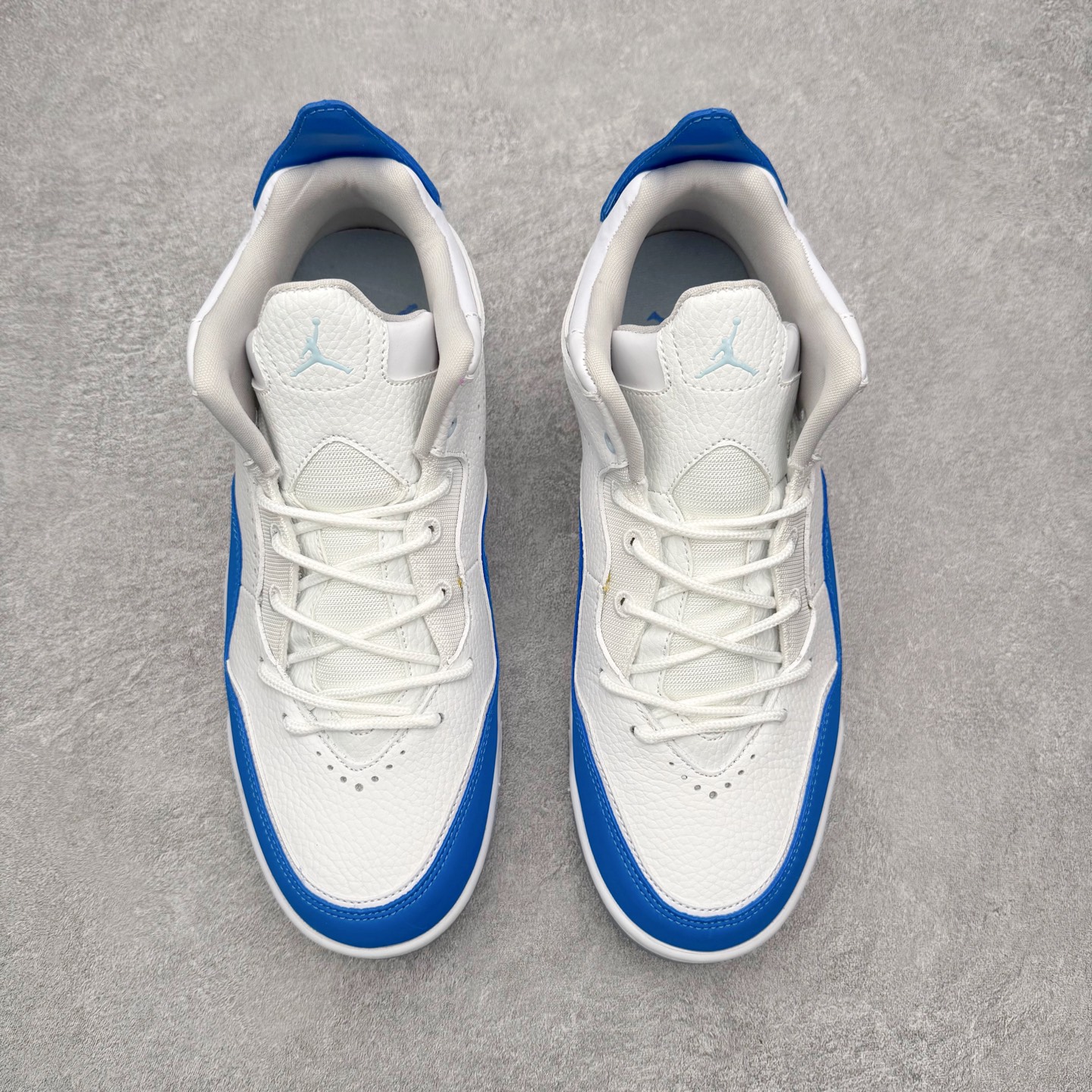 图片[2]-Air Jordan Courtside AJ23 简版中帮复古休闲运动文化篮球鞋 IQ7614-101 市面唯一纯原批次 全套原纸板楦头开发 原厂大底磨具加持立体防滑纹理 原装可视Air Sole气垫 原汁原味最完美的版型 唯一正确鞋头趴度弧度高度鞋身腰线 作为AJ3到AJ4之间的过渡产品 之所以被称为AJ3的简版 它们的造型非常的相似但是也有一些差异 鞋面采用耐磨的牛剖层和人造革鞋面搭配 后跟可以明显看见Air Max气垫 出色的包裹效果让鞋子脚感非常舒适 也让脚掌以及脚面更加的贴合鞋子 在双脚落地产生冲击力的同时 可视气垫可以有效减缓力道 提高鞋子整体的稳定性 既能起到减震的作用 又能保证双足舒适的脚感 另外灵敏的Phylon中底以及鞋帮的设计 锁住双足 也为前掌提供了有效的包裹 内衬部分采用了透气的织物材料 为脚部的舒适脚感提供了充足的条件 最后就是大底部分 大底采用的是橡胶材质 无论是日常压马路还是简单的运动 都是可以驾驭 鞋底水波纹以及其他不规则图案 也保障了鞋子充足的防滑性以及耐磨性 尺码：36 36.5 37.5 38 38.5 39 40 40.5 41 42 42.5 43 44 45 46 47.5-选品中心