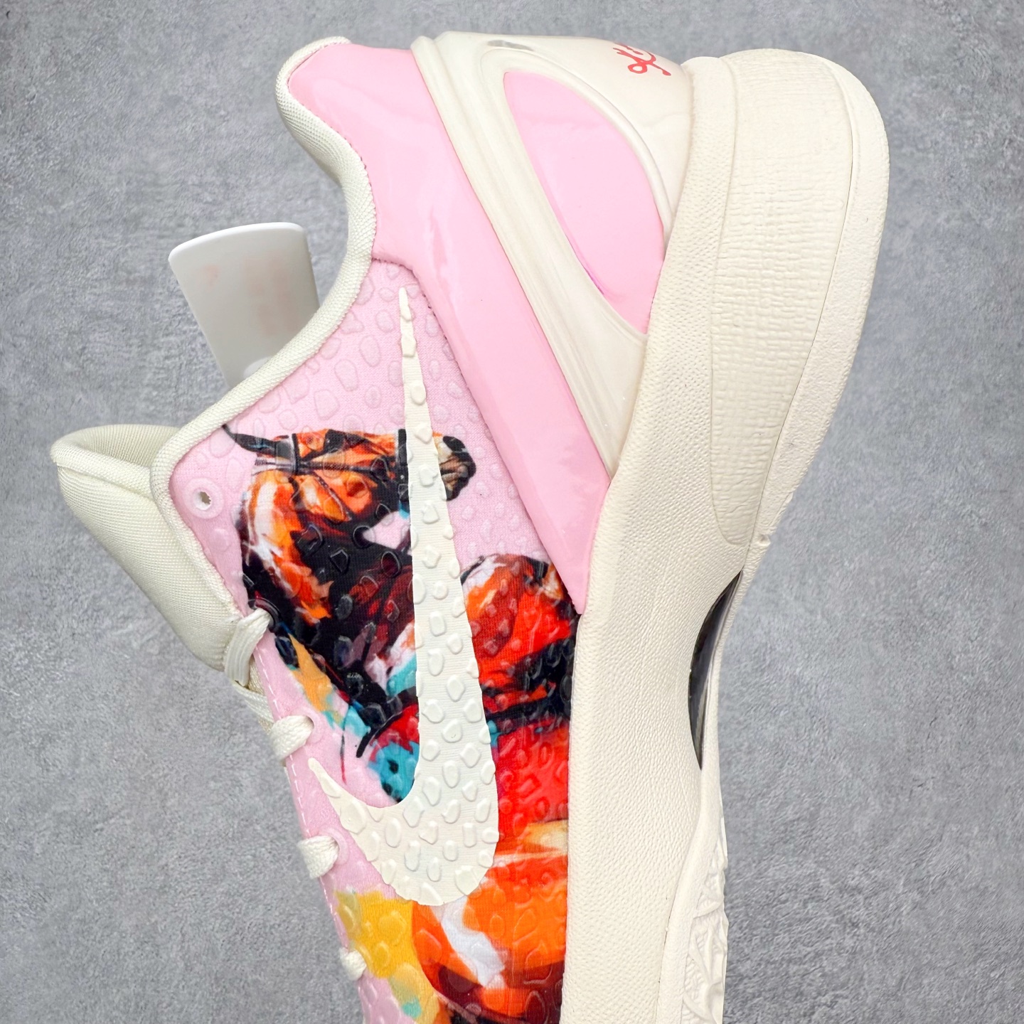 图片[7]-NK Zoom Kobe 6 Protro 科比六代实战篮球鞋 马年定制CYN配色 Eric Avar 这一次在设计中将轻盈发挥到了极致 鞋面采用了更加轻盈、更加强韧的创新的Flywire 2.0技术 球鞋重量更加轻质 重量仅为10.6盎司 内靴设计也使得穿着更加舒适 中底的配置则依日是可靠的zoom气垫和碳板的搭配 外底有个小细节令人十分喜欢 将纹路做成了心电图状 寓意科比对于篮球的喜爱 尺码：40 40.5 41 42 42.5 43 44 44.5 45 46-选品中心