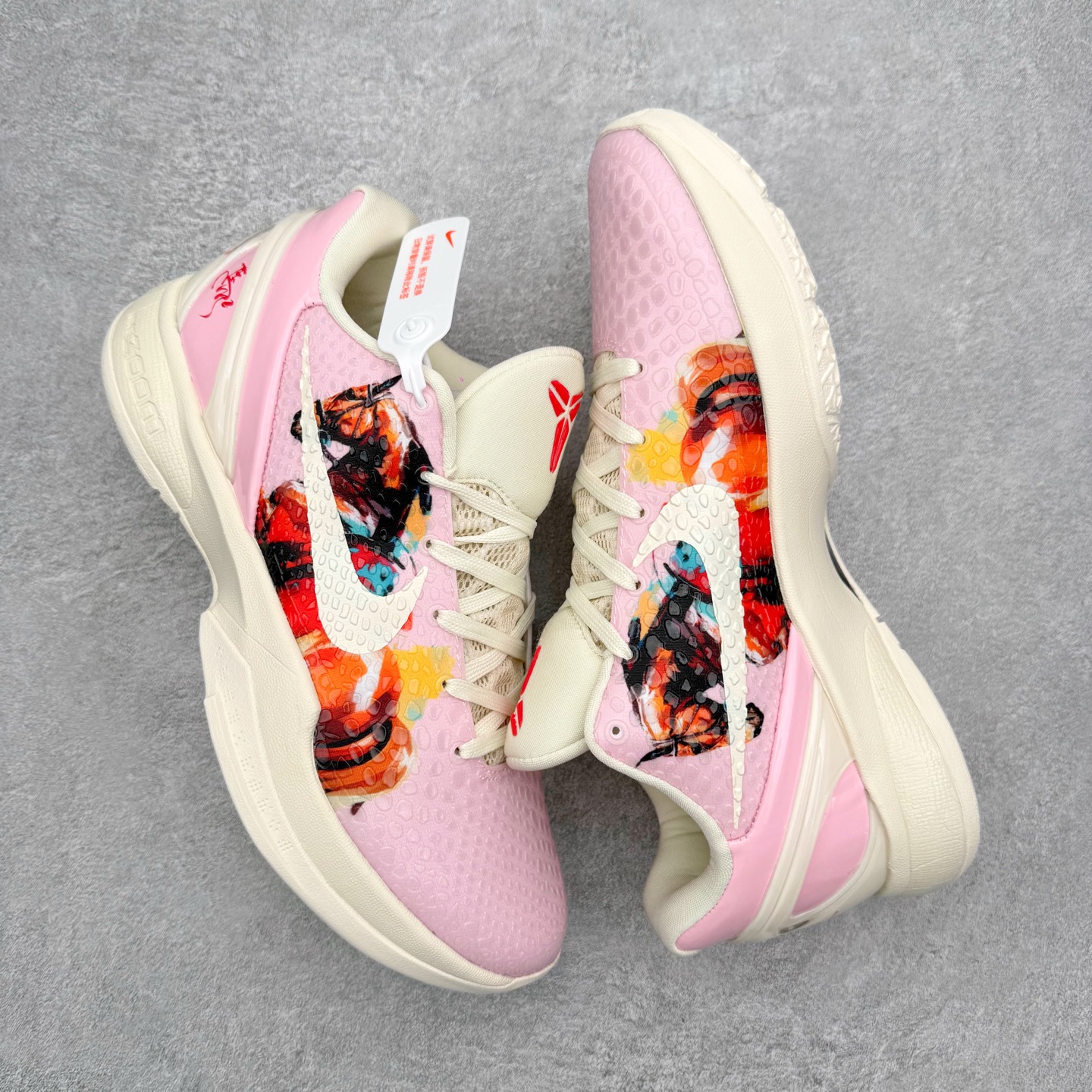 图片[3]-NK Zoom Kobe 6 Protro 科比六代实战篮球鞋 马年定制CYN配色 Eric Avar 这一次在设计中将轻盈发挥到了极致 鞋面采用了更加轻盈、更加强韧的创新的Flywire 2.0技术 球鞋重量更加轻质 重量仅为10.6盎司 内靴设计也使得穿着更加舒适 中底的配置则依日是可靠的zoom气垫和碳板的搭配 外底有个小细节令人十分喜欢 将纹路做成了心电图状 寓意科比对于篮球的喜爱 尺码：40 40.5 41 42 42.5 43 44 44.5 45 46-选品中心