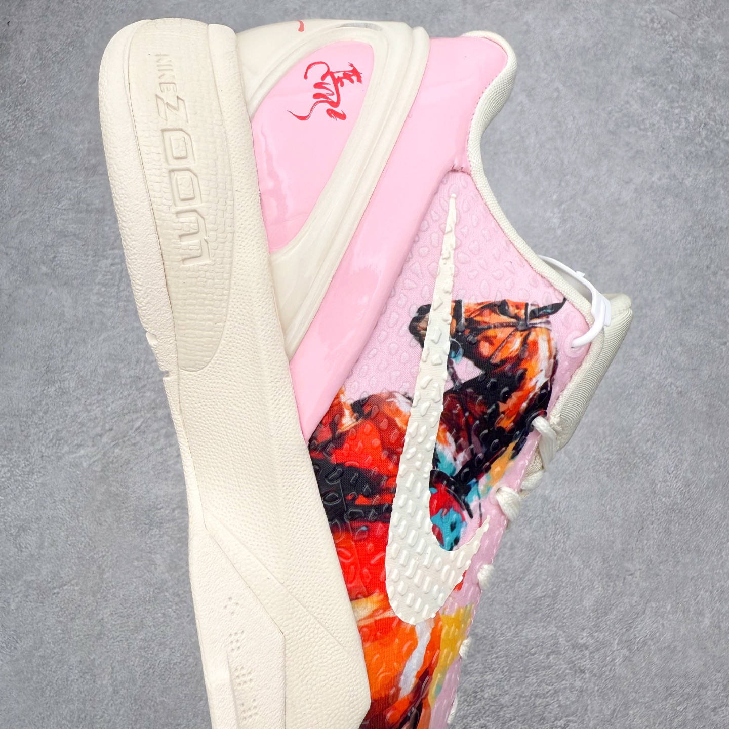 图片[6]-NK Zoom Kobe 6 Protro 科比六代实战篮球鞋 马年定制CYN配色 Eric Avar 这一次在设计中将轻盈发挥到了极致 鞋面采用了更加轻盈、更加强韧的创新的Flywire 2.0技术 球鞋重量更加轻质 重量仅为10.6盎司 内靴设计也使得穿着更加舒适 中底的配置则依日是可靠的zoom气垫和碳板的搭配 外底有个小细节令人十分喜欢 将纹路做成了心电图状 寓意科比对于篮球的喜爱 尺码：40 40.5 41 42 42.5 43 44 44.5 45 46-选品中心