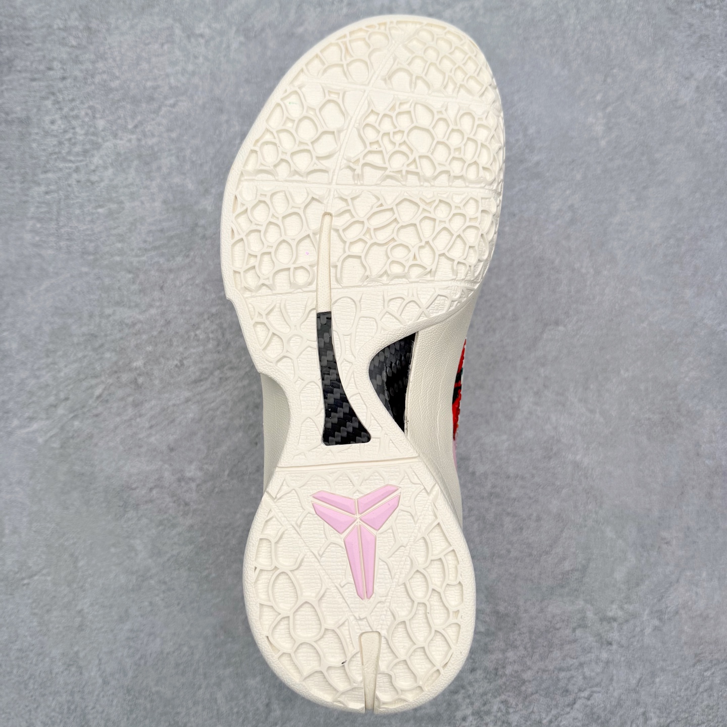 图片[9]-NK Zoom Kobe 6 Protro 科比六代实战篮球鞋 马年定制CYN配色 Eric Avar 这一次在设计中将轻盈发挥到了极致 鞋面采用了更加轻盈、更加强韧的创新的Flywire 2.0技术 球鞋重量更加轻质 重量仅为10.6盎司 内靴设计也使得穿着更加舒适 中底的配置则依日是可靠的zoom气垫和碳板的搭配 外底有个小细节令人十分喜欢 将纹路做成了心电图状 寓意科比对于篮球的喜爱 尺码：40 40.5 41 42 42.5 43 44 44.5 45 46-选品中心