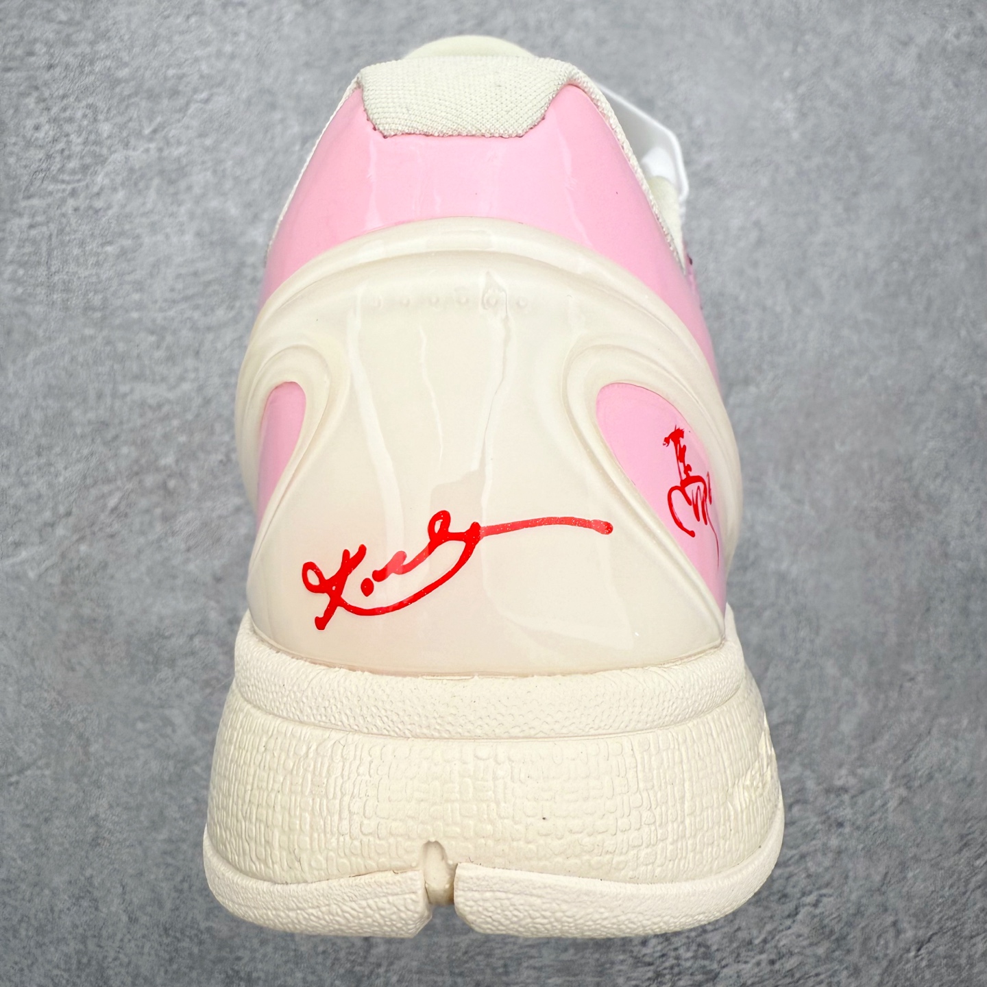 图片[8]-NK Zoom Kobe 6 Protro 科比六代实战篮球鞋 马年定制CYN配色 Eric Avar 这一次在设计中将轻盈发挥到了极致 鞋面采用了更加轻盈、更加强韧的创新的Flywire 2.0技术 球鞋重量更加轻质 重量仅为10.6盎司 内靴设计也使得穿着更加舒适 中底的配置则依日是可靠的zoom气垫和碳板的搭配 外底有个小细节令人十分喜欢 将纹路做成了心电图状 寓意科比对于篮球的喜爱 尺码：40 40.5 41 42 42.5 43 44 44.5 45 46-选品中心