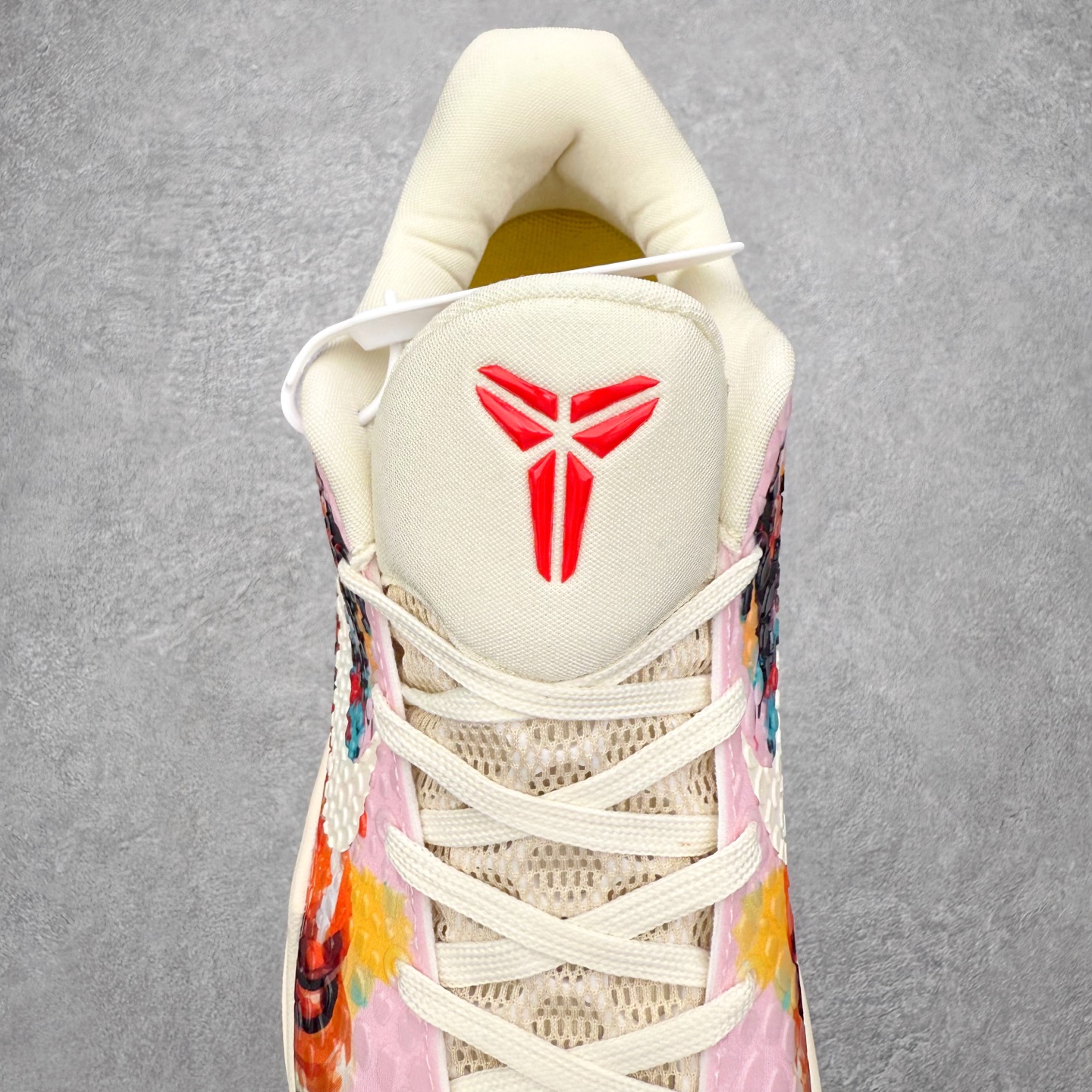 图片[5]-NK Zoom Kobe 6 Protro 科比六代实战篮球鞋 马年定制CYN配色 Eric Avar 这一次在设计中将轻盈发挥到了极致 鞋面采用了更加轻盈、更加强韧的创新的Flywire 2.0技术 球鞋重量更加轻质 重量仅为10.6盎司 内靴设计也使得穿着更加舒适 中底的配置则依日是可靠的zoom气垫和碳板的搭配 外底有个小细节令人十分喜欢 将纹路做成了心电图状 寓意科比对于篮球的喜爱 尺码：40 40.5 41 42 42.5 43 44 44.5 45 46-选品中心