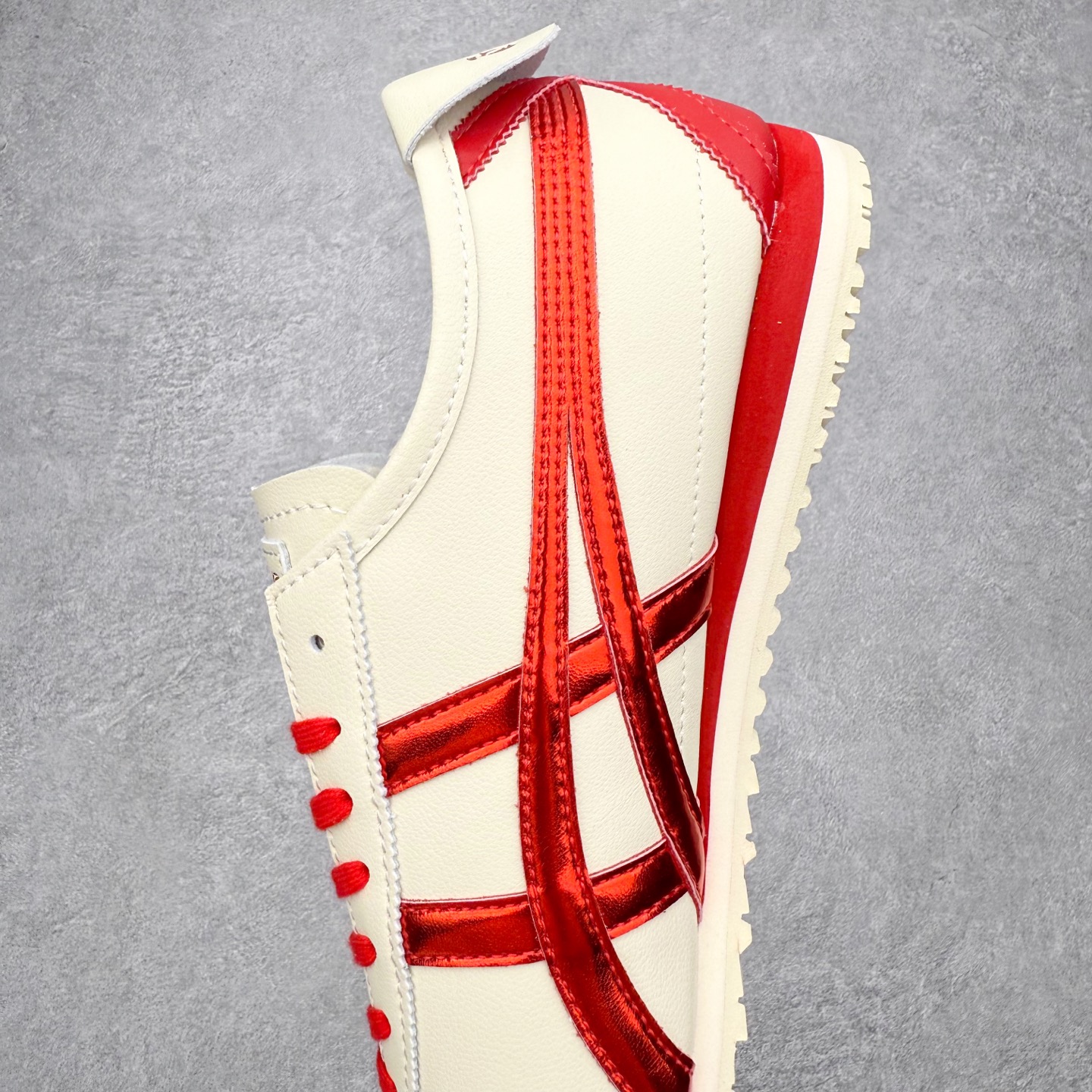 图片[7]-＃C版 Asics Onitsuka Tiger MEXICO 66 亚瑟士鬼冢虎复古经典板鞋 市场王者选手 海外订单工厂出品 长期生产补货永不断码 超成熟稳定的做工品控 原装全套纸板楦头开发 原汁原味 完美呈现版型 私模正确鞋底咬花纹路 一比一鞋头弧度高度鞋身弧度 绝不口嗨 细节品控鞋型随意秒杀市面 原档咬花纹路私模大底 一个单元有六个三角形 总体形拼接呈现花瓣状 官方四联吊牌 原装Ortholite轻量化鞋垫 原盒原配 质保卡 说明书 钢印防尘纸 纸板中底带钢印 乳胶组合鞋垫 支持全方位的对比专柜 产品从款式颜色造型上体现出追求舒适和细节的完美 鞋类更是推崇手工制作的严谨与完美 融舒适性与可穿性的设计风格 注重细节的完美和别致魅力 既保持稳重 又不失轻松的时尚感 尺码：36 37 37.5 38 39 39.5 40 40.5 41.5 42 42.5 43.5 44 45-选品中心