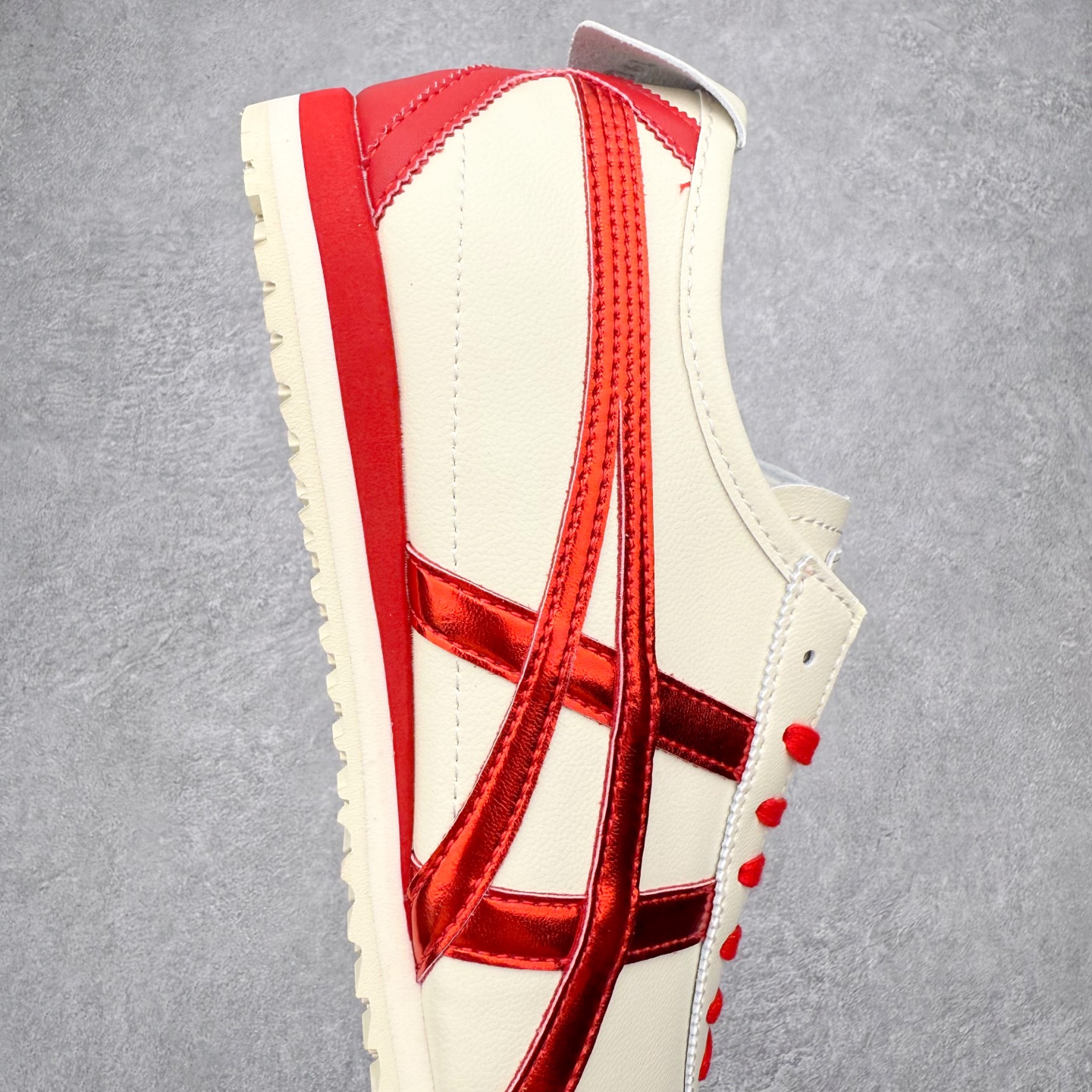 图片[6]-＃C版 Asics Onitsuka Tiger MEXICO 66 亚瑟士鬼冢虎复古经典板鞋 市场王者选手 海外订单工厂出品 长期生产补货永不断码 超成熟稳定的做工品控 原装全套纸板楦头开发 原汁原味 完美呈现版型 私模正确鞋底咬花纹路 一比一鞋头弧度高度鞋身弧度 绝不口嗨 细节品控鞋型随意秒杀市面 原档咬花纹路私模大底 一个单元有六个三角形 总体形拼接呈现花瓣状 官方四联吊牌 原装Ortholite轻量化鞋垫 原盒原配 质保卡 说明书 钢印防尘纸 纸板中底带钢印 乳胶组合鞋垫 支持全方位的对比专柜 产品从款式颜色造型上体现出追求舒适和细节的完美 鞋类更是推崇手工制作的严谨与完美 融舒适性与可穿性的设计风格 注重细节的完美和别致魅力 既保持稳重 又不失轻松的时尚感 尺码：36 37 37.5 38 39 39.5 40 40.5 41.5 42 42.5 43.5 44 45-选品中心