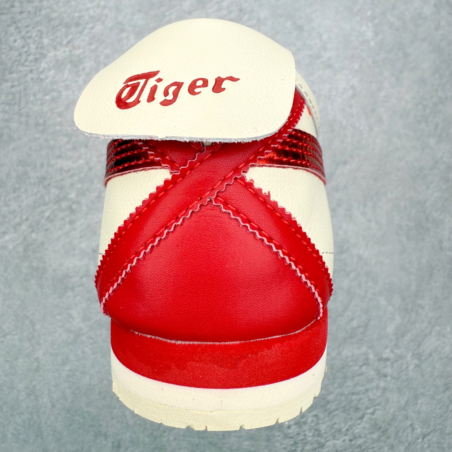 图片[8]-＃C版 Asics Onitsuka Tiger MEXICO 66 亚瑟士鬼冢虎复古经典板鞋 市场王者选手 海外订单工厂出品 长期生产补货永不断码 超成熟稳定的做工品控 原装全套纸板楦头开发 原汁原味 完美呈现版型 私模正确鞋底咬花纹路 一比一鞋头弧度高度鞋身弧度 绝不口嗨 细节品控鞋型随意秒杀市面 原档咬花纹路私模大底 一个单元有六个三角形 总体形拼接呈现花瓣状 官方四联吊牌 原装Ortholite轻量化鞋垫 原盒原配 质保卡 说明书 钢印防尘纸 纸板中底带钢印 乳胶组合鞋垫 支持全方位的对比专柜 产品从款式颜色造型上体现出追求舒适和细节的完美 鞋类更是推崇手工制作的严谨与完美 融舒适性与可穿性的设计风格 注重细节的完美和别致魅力 既保持稳重 又不失轻松的时尚感 尺码：36 37 37.5 38 39 39.5 40 40.5 41.5 42 42.5 43.5 44 45-选品中心