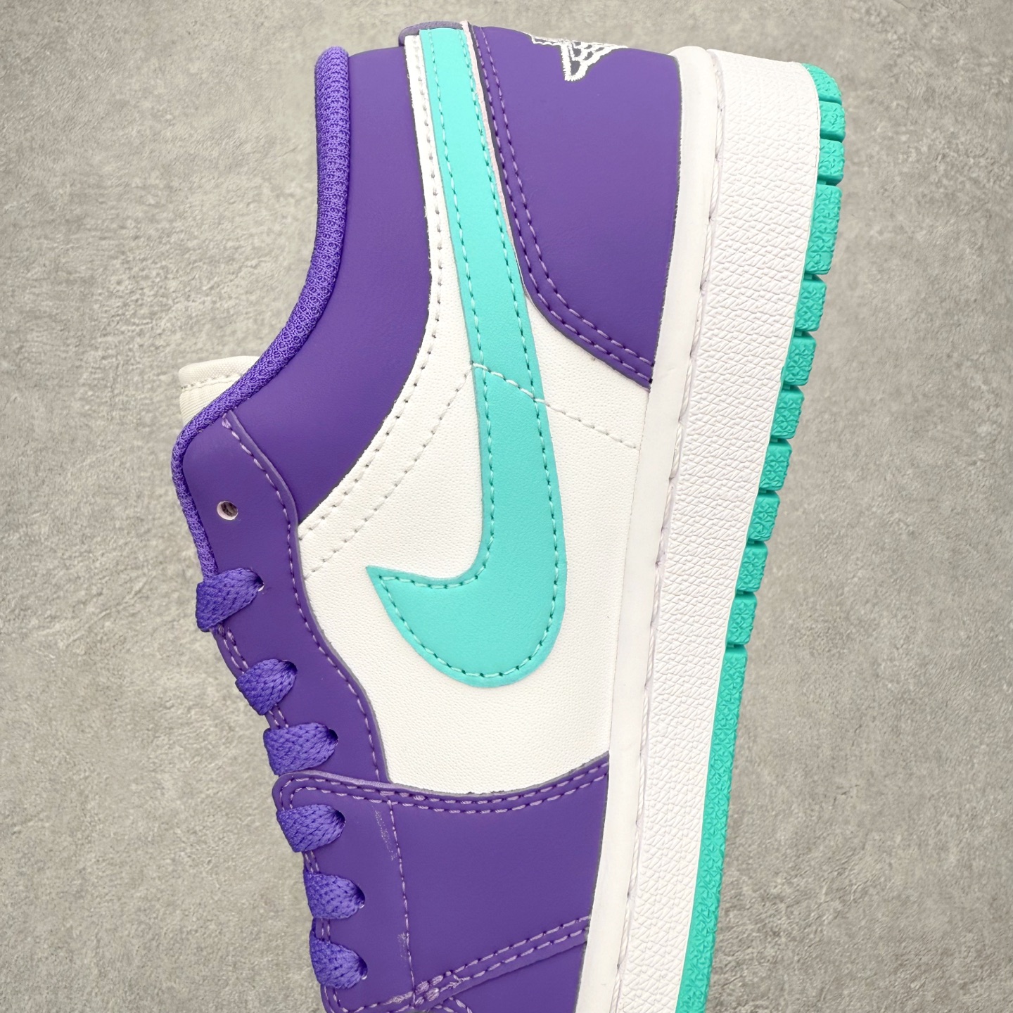 图片[7]-＃K版 Air Jordan AJ1 Low 低帮 HJ9013-550全新流水线出品 DT版本唯一平替选择 市场第二梯队最强版 全部原鞋开发 原楦原纸板开发 全鞋电脑针车 原厂内置全掌气垫 原盒内在原标 唯一Zp原版鞋带绑法 免检产品 全新2022版型 全头层皮料 完美零毛边处理 原厂配置全掌气垫 价格定位良心 几十个配色陆续出货 实拍调校N版已经零色差零失真 百分百还原实物色彩所见即所得 不存在货不对板色差等低级问题 选购参考实物拍摄 不混卖不参货 只用心做好货严格选品 承诺混一赔十 尺码：36 36.5 37.5 38 38.5 39 40 40.5 41 42 42.5 43 44 44.5 45-选品中心