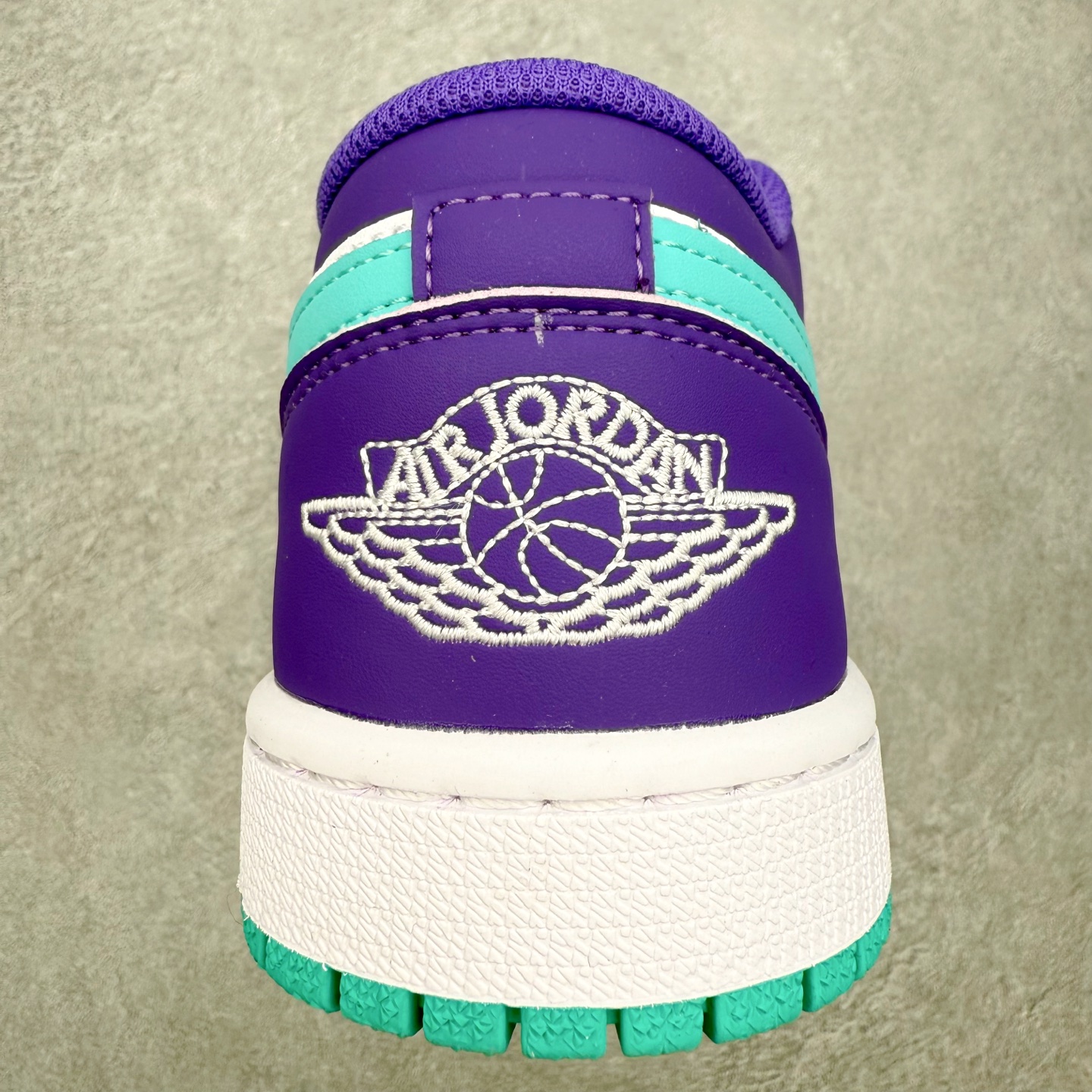 图片[8]-＃K版 Air Jordan AJ1 Low 低帮 HJ9013-550全新流水线出品 DT版本唯一平替选择 市场第二梯队最强版 全部原鞋开发 原楦原纸板开发 全鞋电脑针车 原厂内置全掌气垫 原盒内在原标 唯一Zp原版鞋带绑法 免检产品 全新2022版型 全头层皮料 完美零毛边处理 原厂配置全掌气垫 价格定位良心 几十个配色陆续出货 实拍调校N版已经零色差零失真 百分百还原实物色彩所见即所得 不存在货不对板色差等低级问题 选购参考实物拍摄 不混卖不参货 只用心做好货严格选品 承诺混一赔十 尺码：36 36.5 37.5 38 38.5 39 40 40.5 41 42 42.5 43 44 44.5 45-选品中心