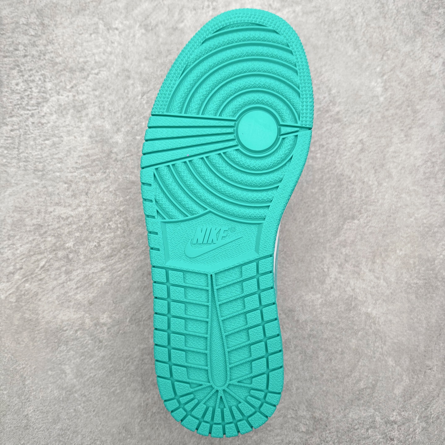 图片[9]-＃K版 Air Jordan AJ1 Low 低帮 HJ9013-550全新流水线出品 DT版本唯一平替选择 市场第二梯队最强版 全部原鞋开发 原楦原纸板开发 全鞋电脑针车 原厂内置全掌气垫 原盒内在原标 唯一Zp原版鞋带绑法 免检产品 全新2022版型 全头层皮料 完美零毛边处理 原厂配置全掌气垫 价格定位良心 几十个配色陆续出货 实拍调校N版已经零色差零失真 百分百还原实物色彩所见即所得 不存在货不对板色差等低级问题 选购参考实物拍摄 不混卖不参货 只用心做好货严格选品 承诺混一赔十 尺码：36 36.5 37.5 38 38.5 39 40 40.5 41 42 42.5 43 44 44.5 45-选品中心