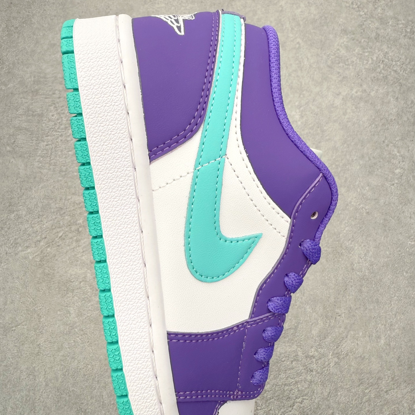 图片[6]-＃K版 Air Jordan AJ1 Low 低帮 HJ9013-550全新流水线出品 DT版本唯一平替选择 市场第二梯队最强版 全部原鞋开发 原楦原纸板开发 全鞋电脑针车 原厂内置全掌气垫 原盒内在原标 唯一Zp原版鞋带绑法 免检产品 全新2022版型 全头层皮料 完美零毛边处理 原厂配置全掌气垫 价格定位良心 几十个配色陆续出货 实拍调校N版已经零色差零失真 百分百还原实物色彩所见即所得 不存在货不对板色差等低级问题 选购参考实物拍摄 不混卖不参货 只用心做好货严格选品 承诺混一赔十 尺码：36 36.5 37.5 38 38.5 39 40 40.5 41 42 42.5 43 44 44.5 45-选品中心